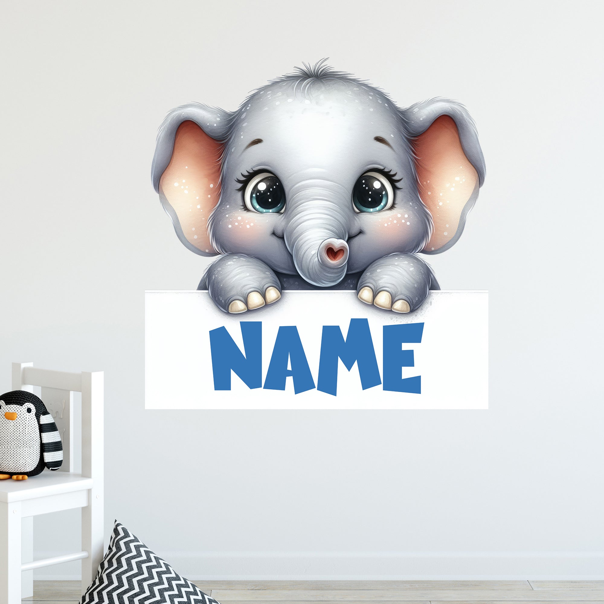 Grauer Elefant mit personalisierbarem Namensschild.