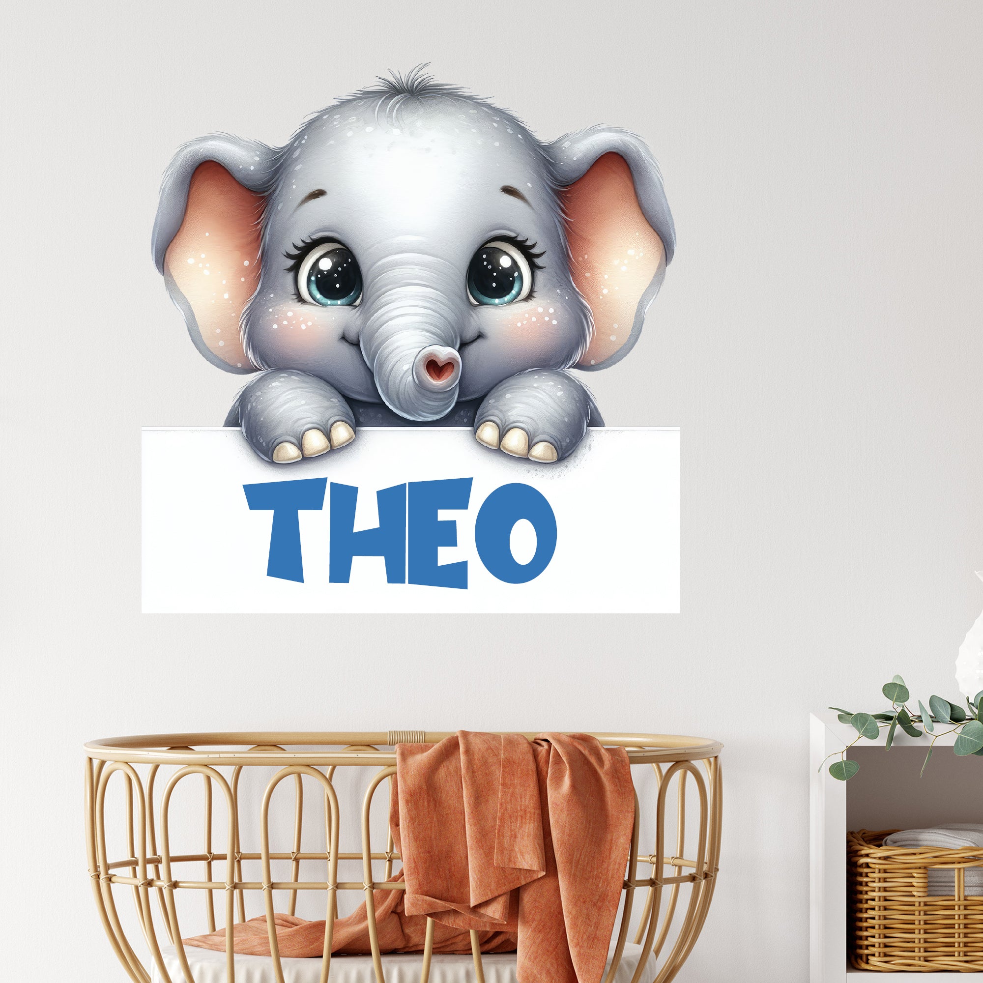Grauer Elefant mit dem Namen Theo auf weißem Hintergrund.