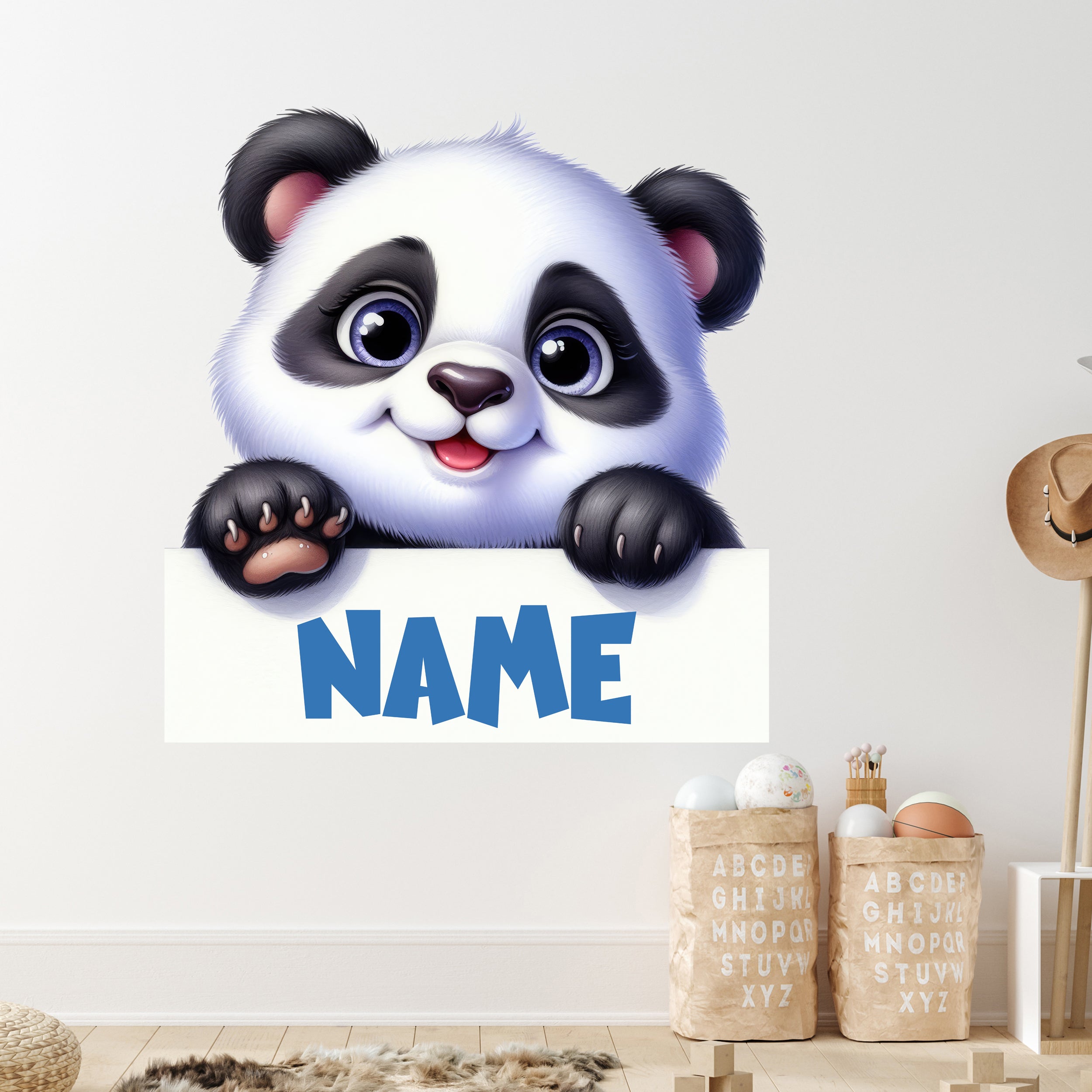 Panda-Motiv mit weißem Schild und blauer Schrift.