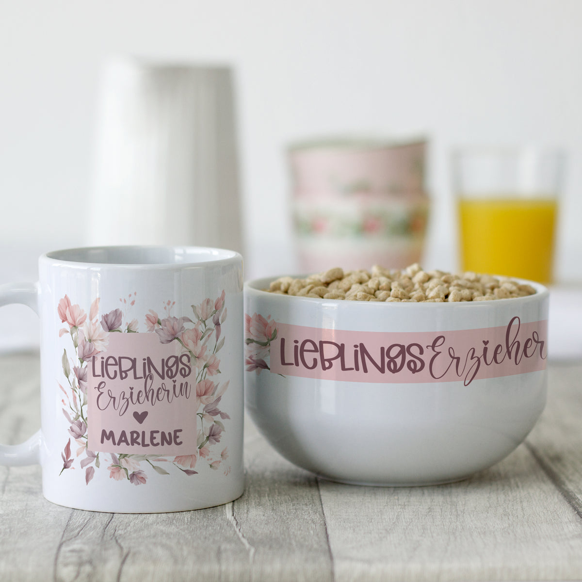 Tasse und Schüssel in Weiß mit pinkem Schriftzug.