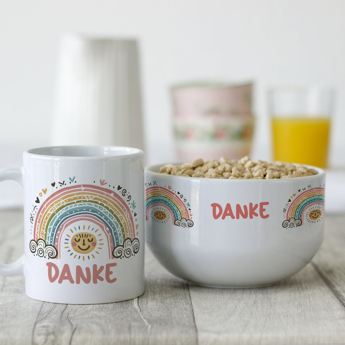 Tasse und Schüssel mit buntem Regenbogen und "DANKE"-Schriftzug.