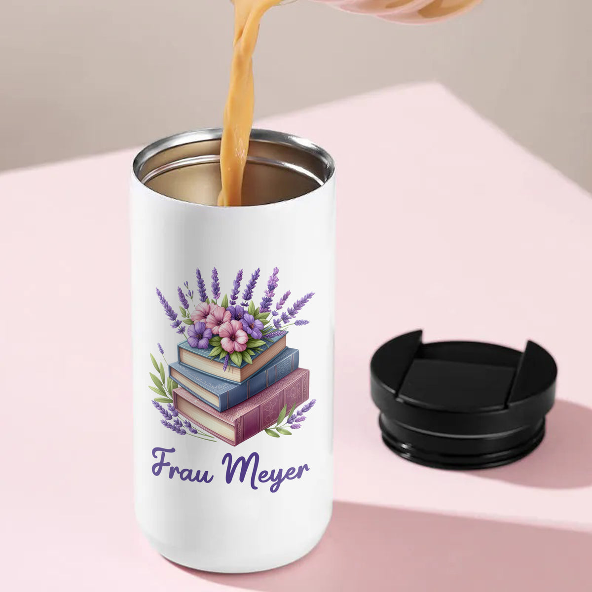 Thermo-Kaffeebecher mit Bücherstapel, Lavendel und Wunschname beim Befüllen