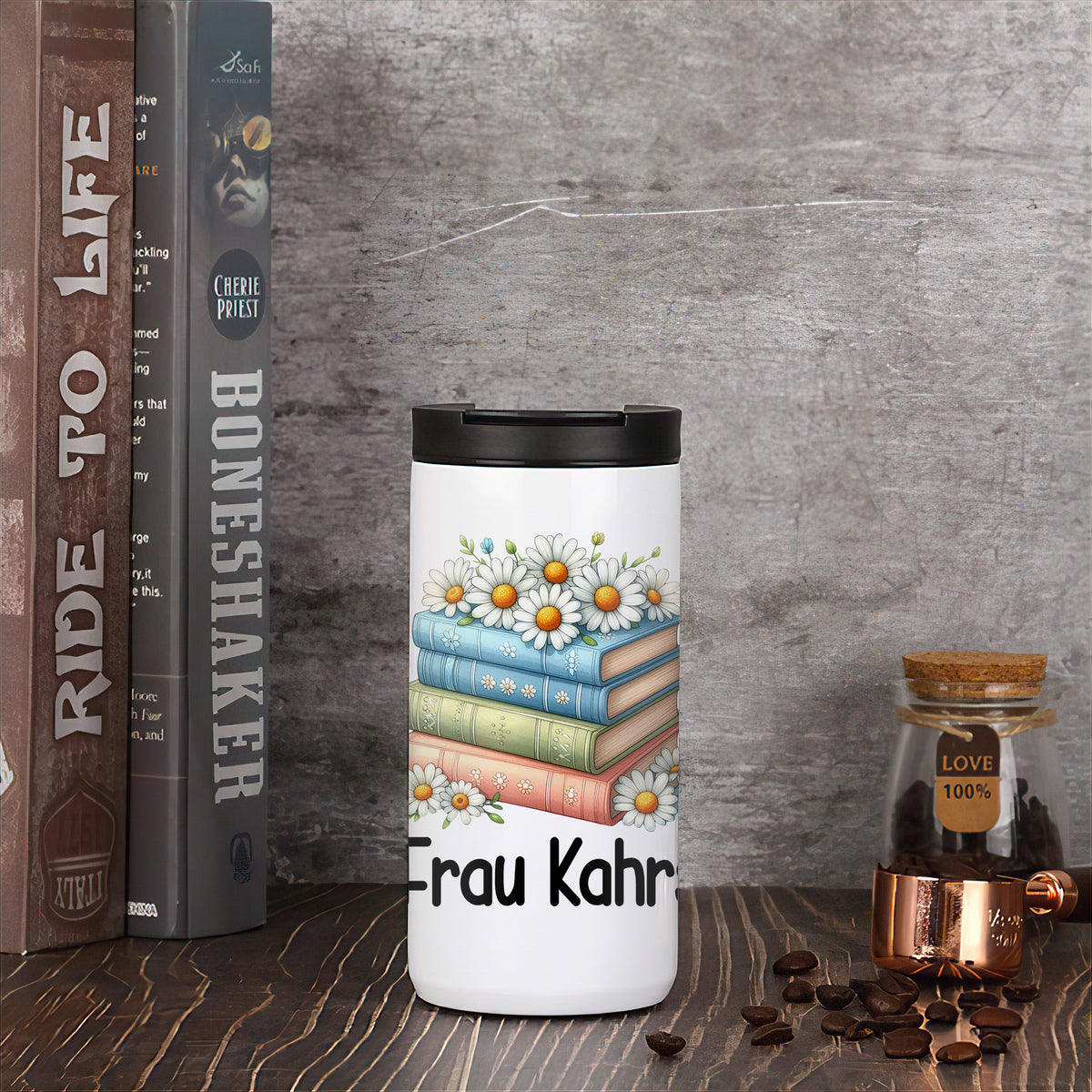 Thermo-Kaffeebecher mit Büchern, Gänseblümchen und Wunschname in Wohnszene