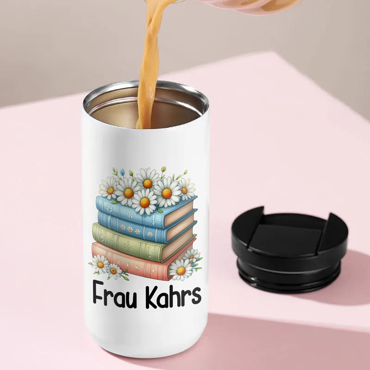 Thermo-Kaffeebecher mit Büchern, Gänseblümchen und Wunschname beim Befüllen