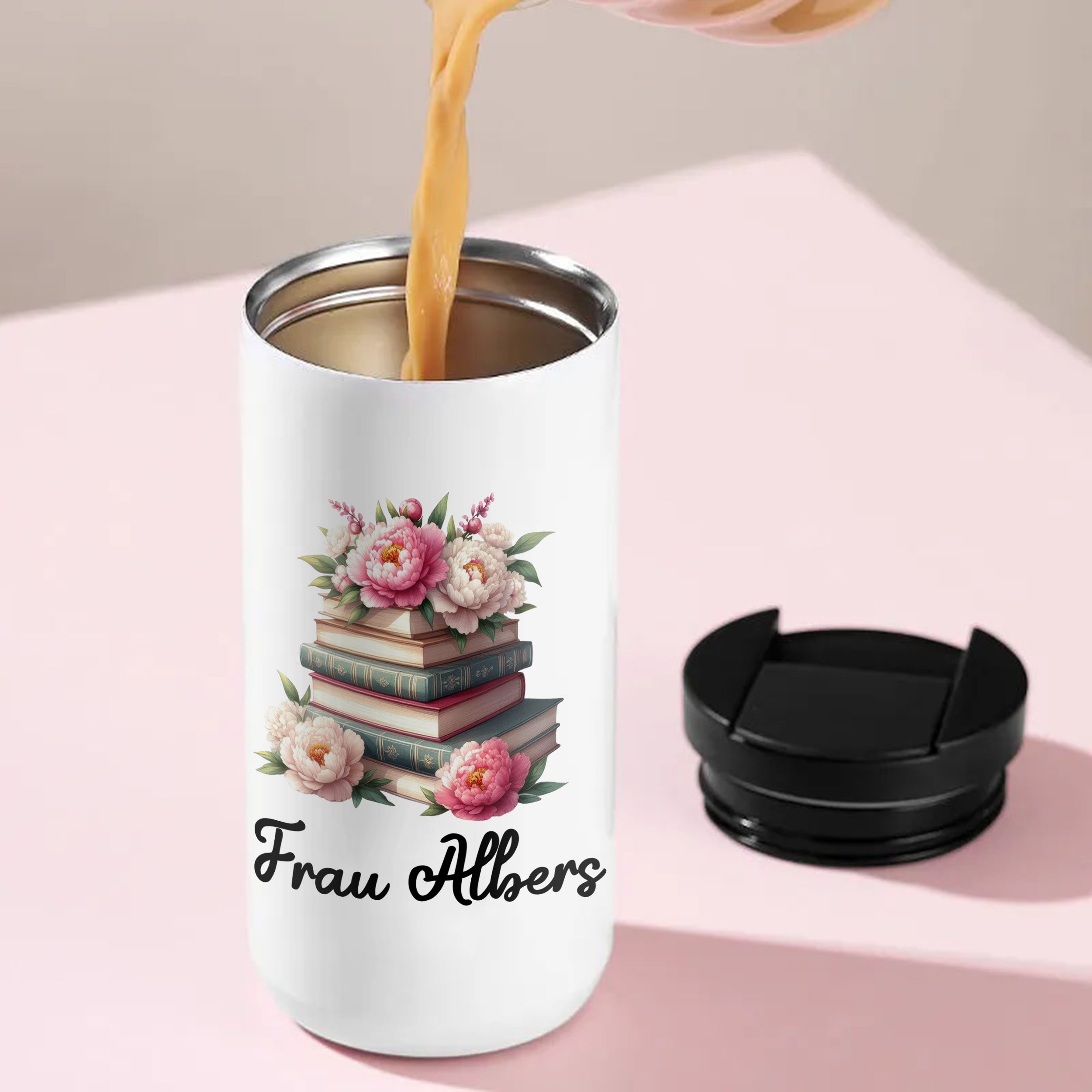 Thermo-Kaffeebecher mit Büchern, Rosen und Wunschname beim Befüllen