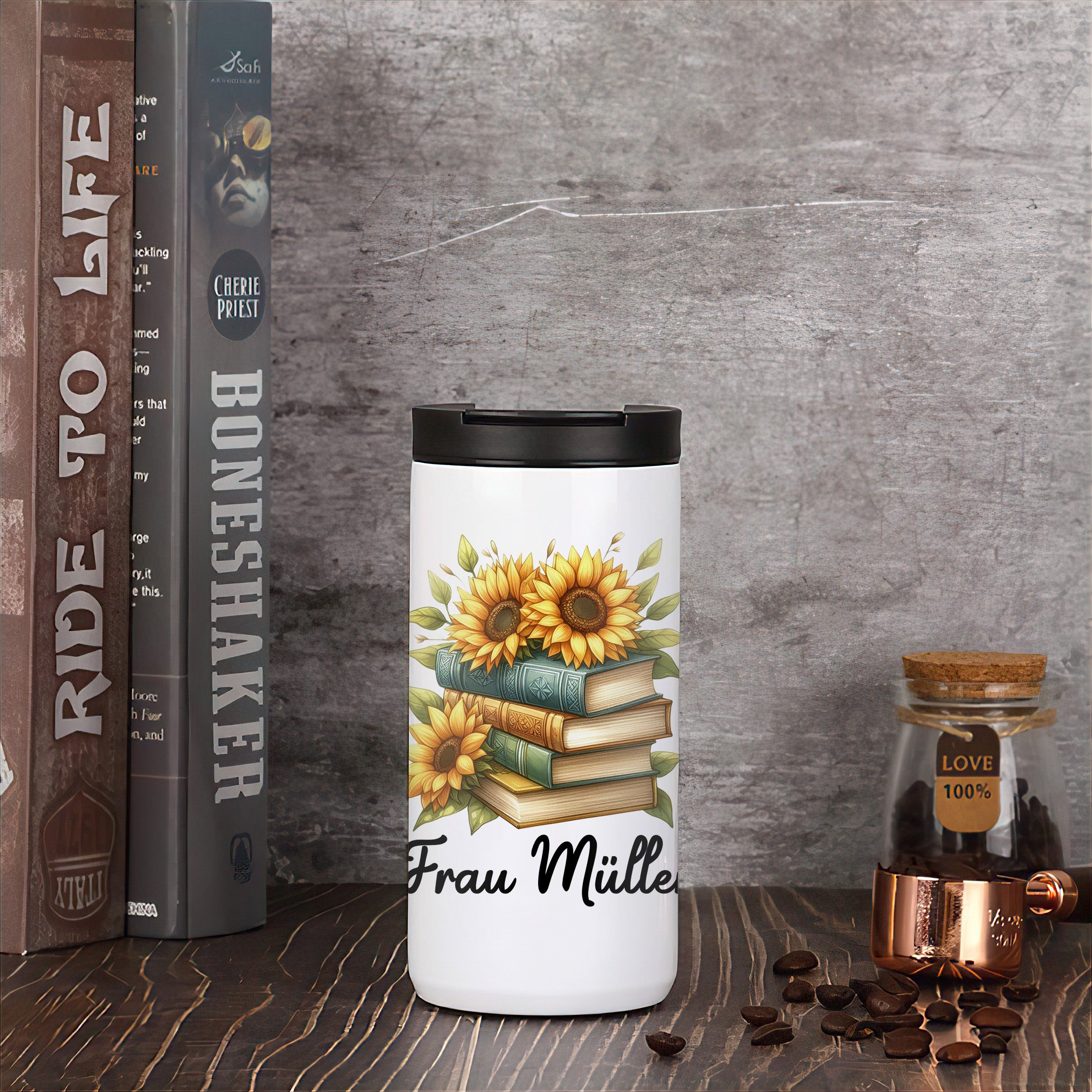 Thermo-Kaffeebecher mit Sonnenblumen und Büchern in Wohnszene