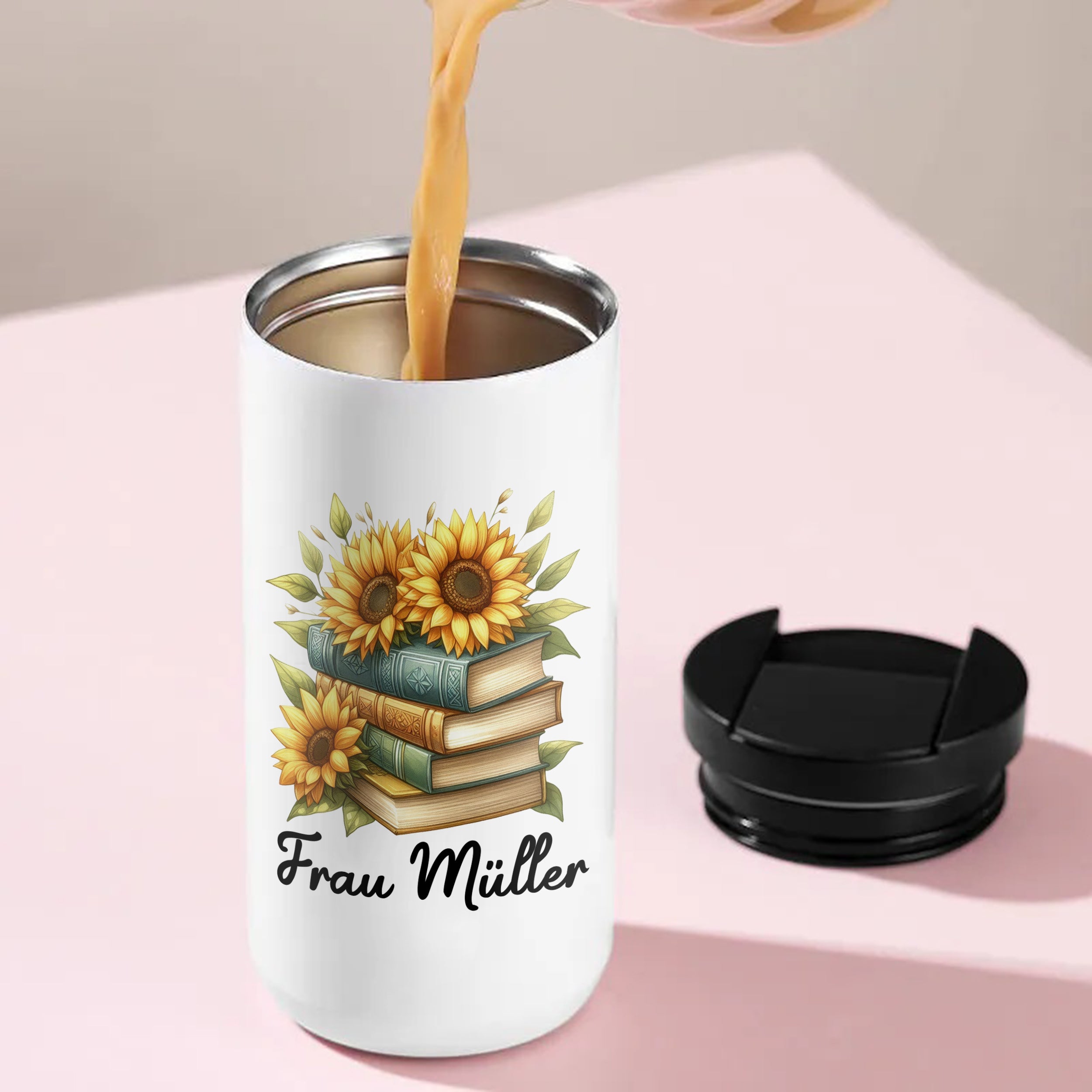 Thermo-Kaffeebecher mit Sonnenblumen, Büchern und Wunschname beim Befüllen