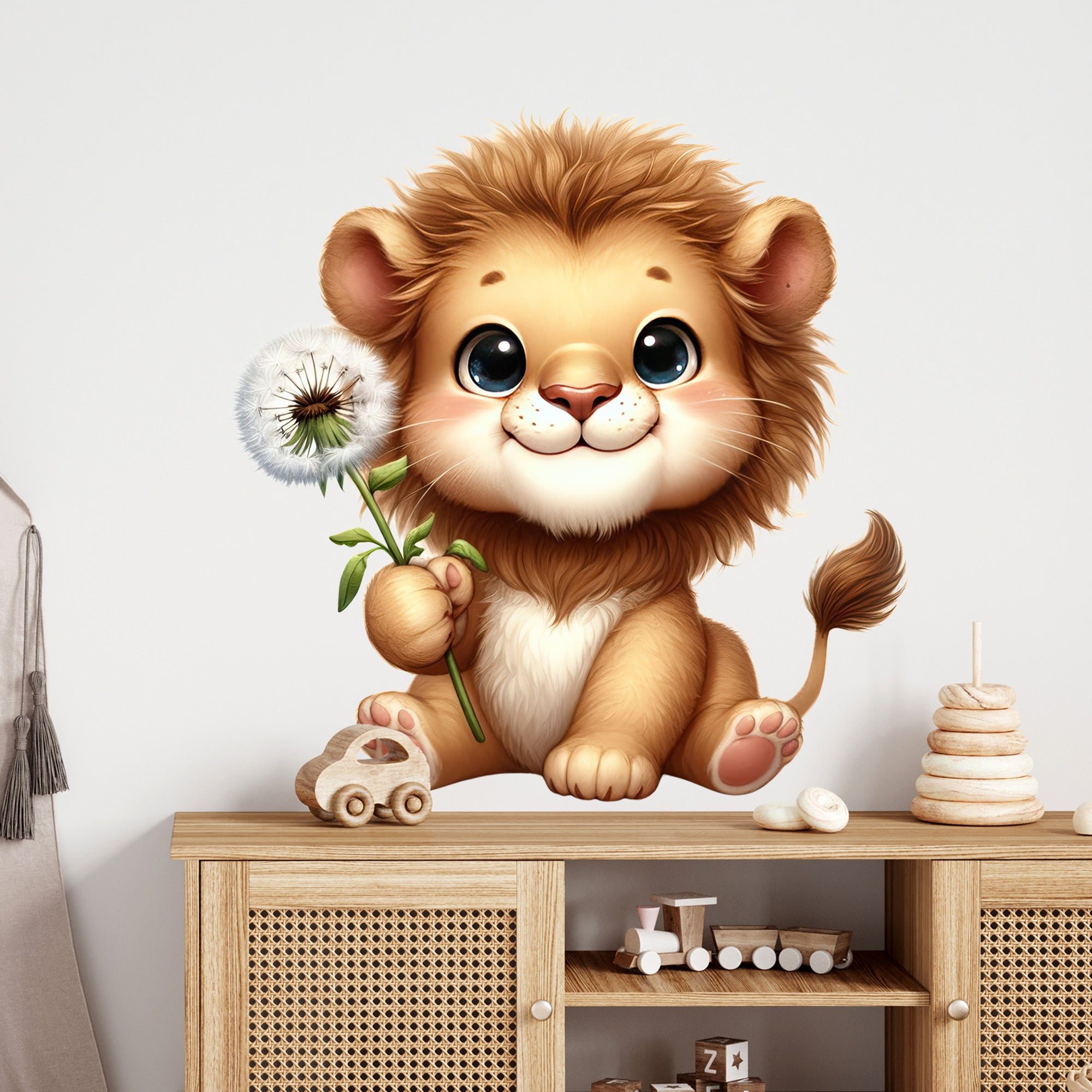Löwe mit Löwenzahn, braun und freundlich, auf einem Regal.