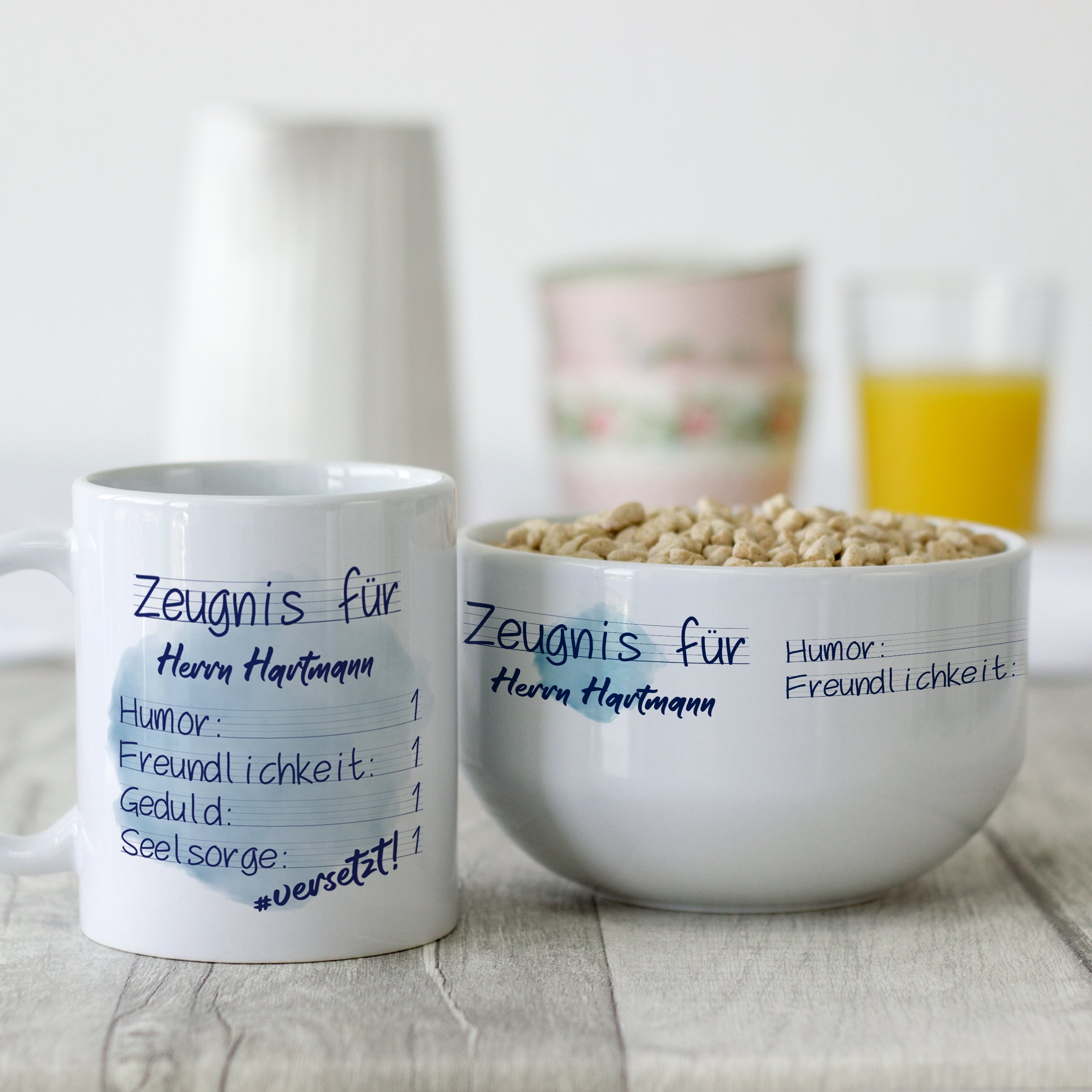 Tasse und Schüssel in Weiß mit lustigem Text.