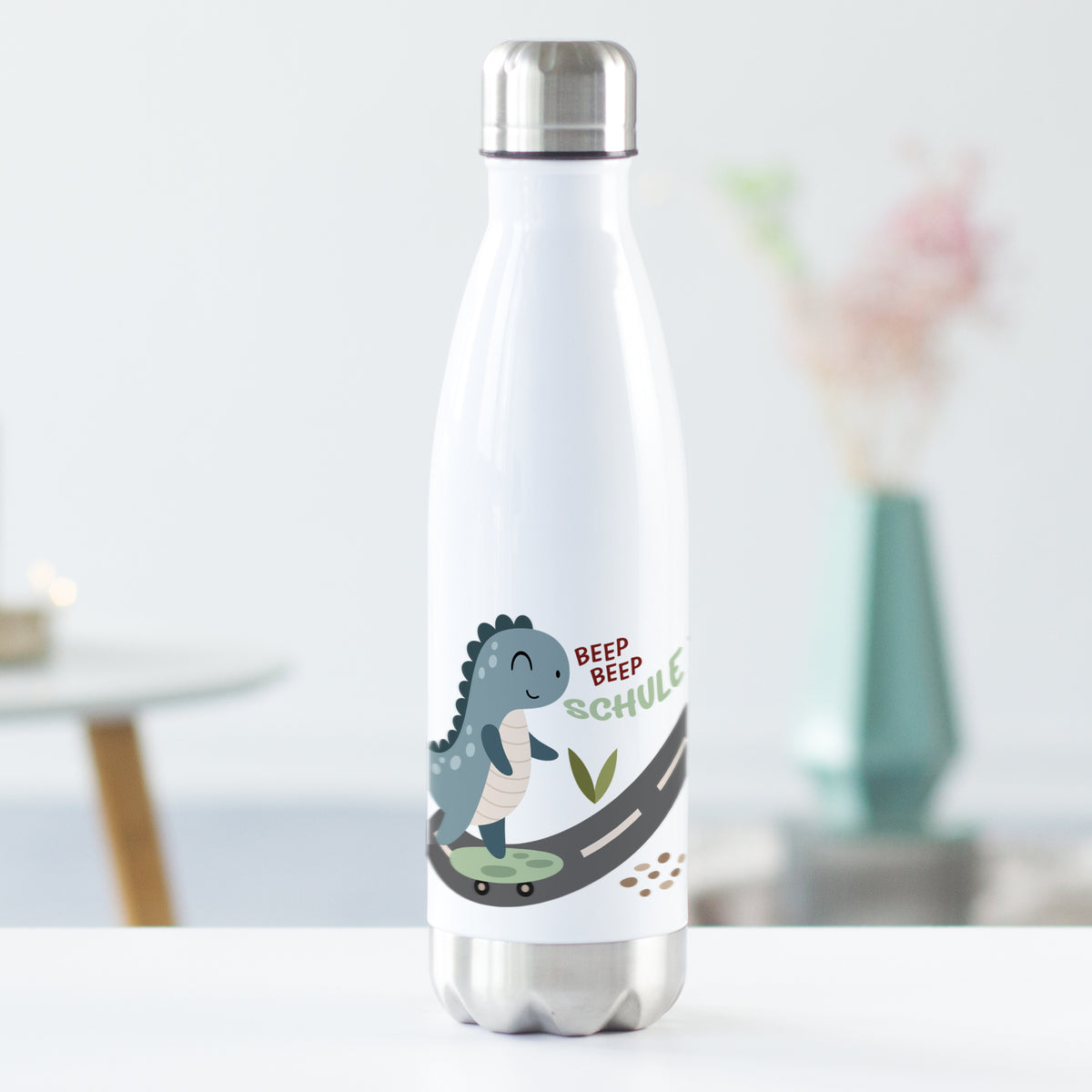 Weiße Wasserflasche mit Dinosaurier-Motiv und Schulaufschrift.