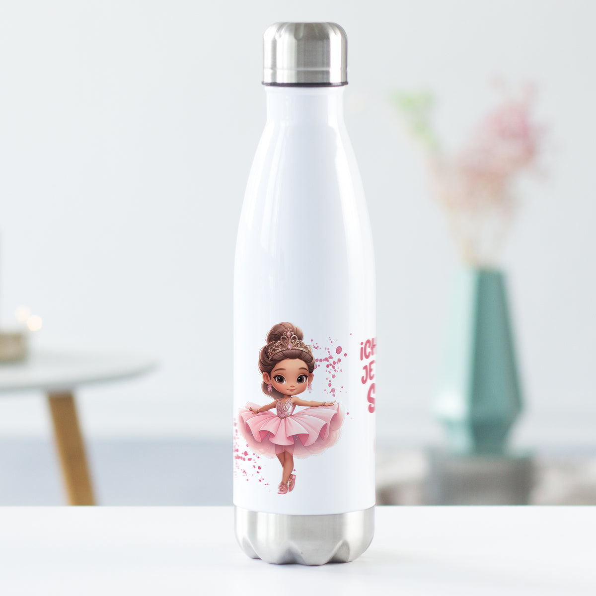 Weiße Trinkflasche mit tanzendem Mädchen und pinkem Text.