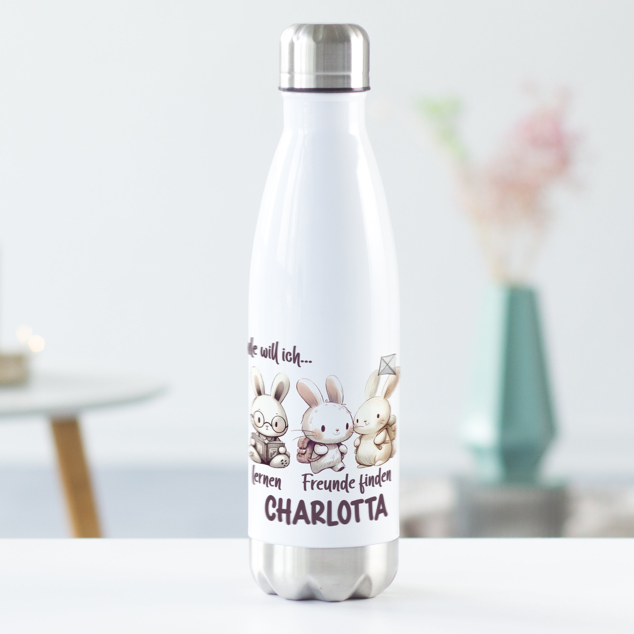 Weiße Trinkflasche mit Hasenmotiven und dem Namen "CHARLOTTA".