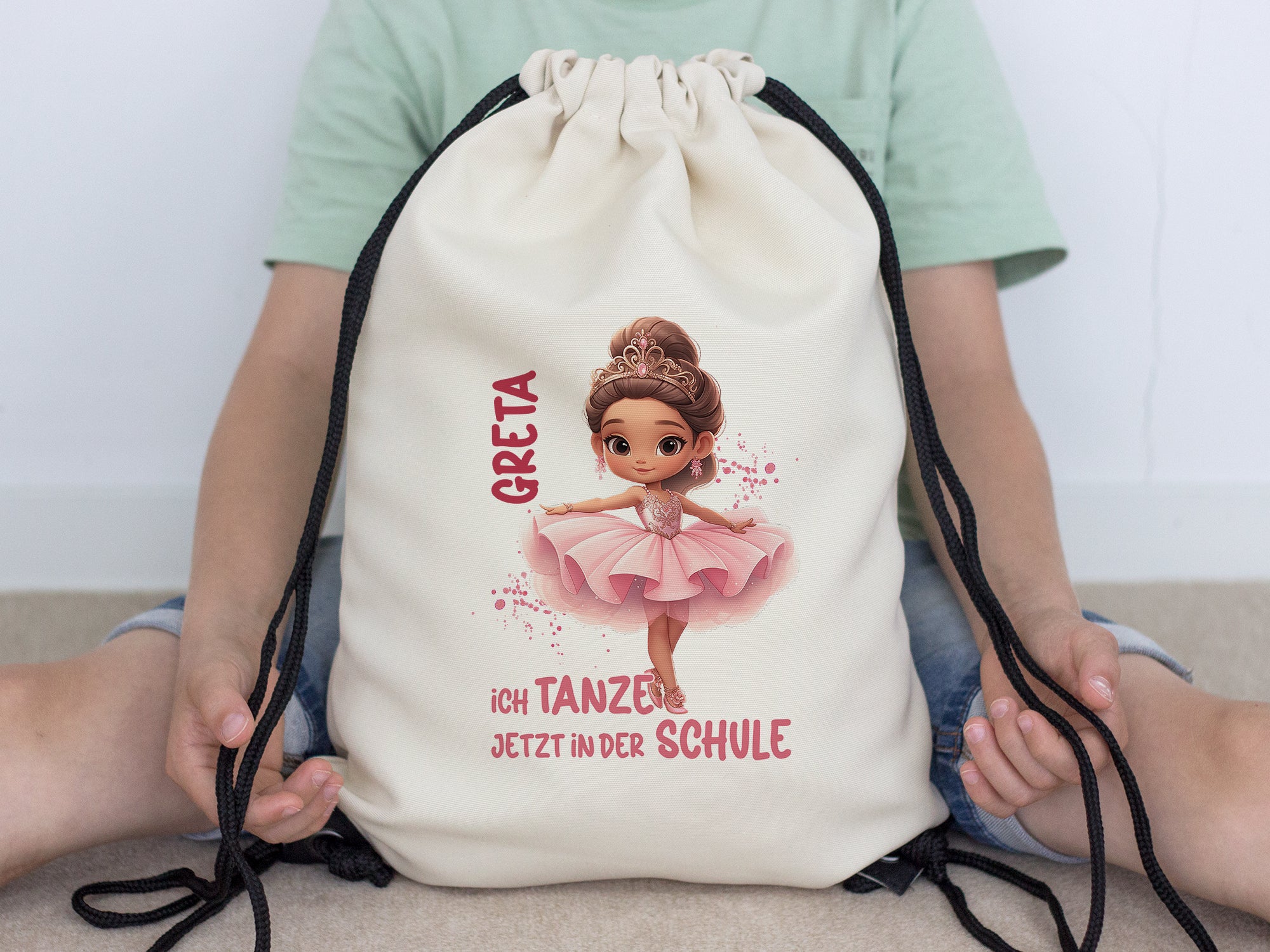 Beige Turnbeutel mit Ballettmotiv und Aufschrift "Greta, ich tanze jetzt in der Schule".