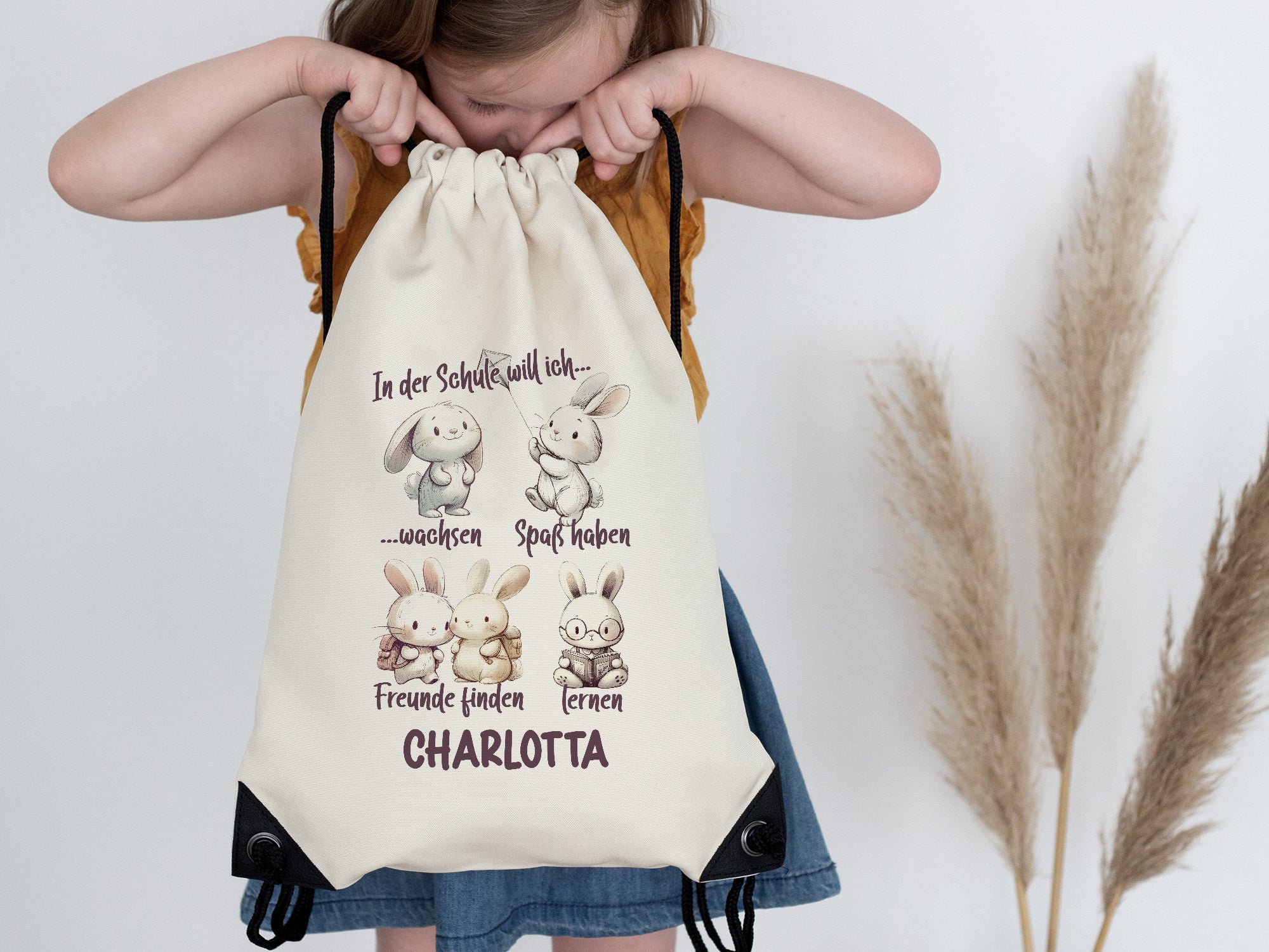 Beige Turnbeutel mit niedlichen Hasenmotiven und Name "CHARLOTTA".
