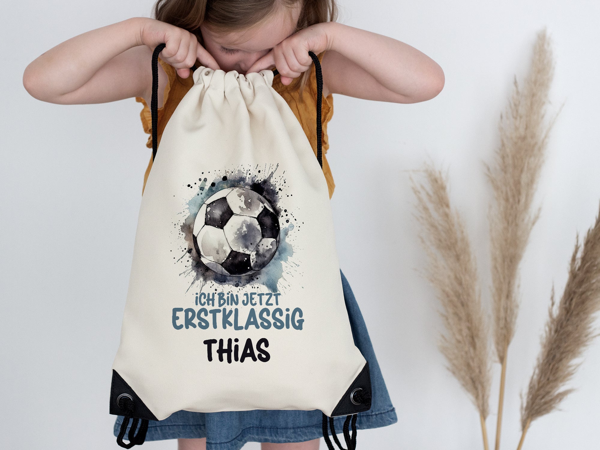 Beige Sportbeutel mit Fußball-Motiv und personalisiertem Text.