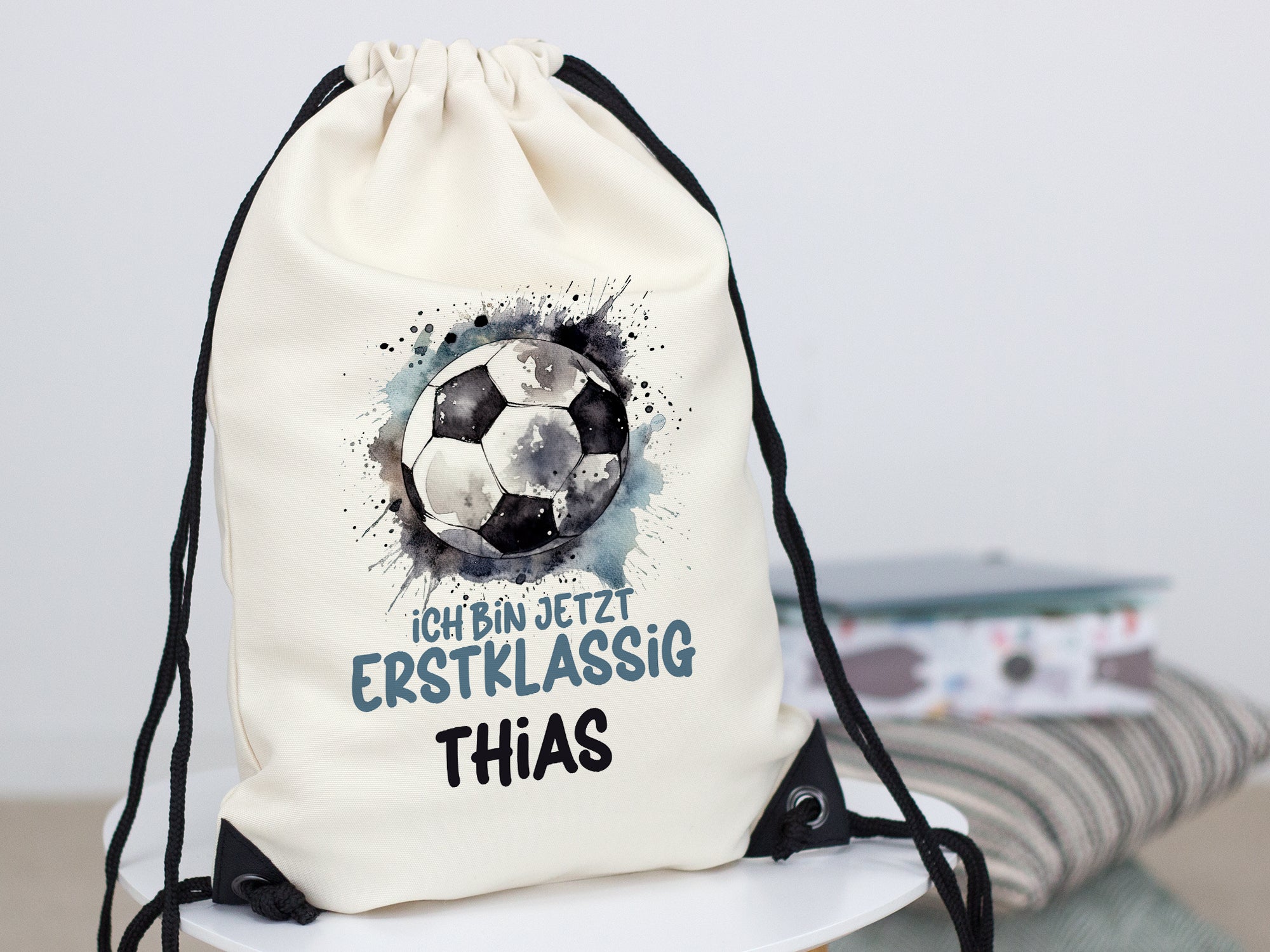 Beige Sportbeutel mit Fußball-Motiv und persönlichem Text.