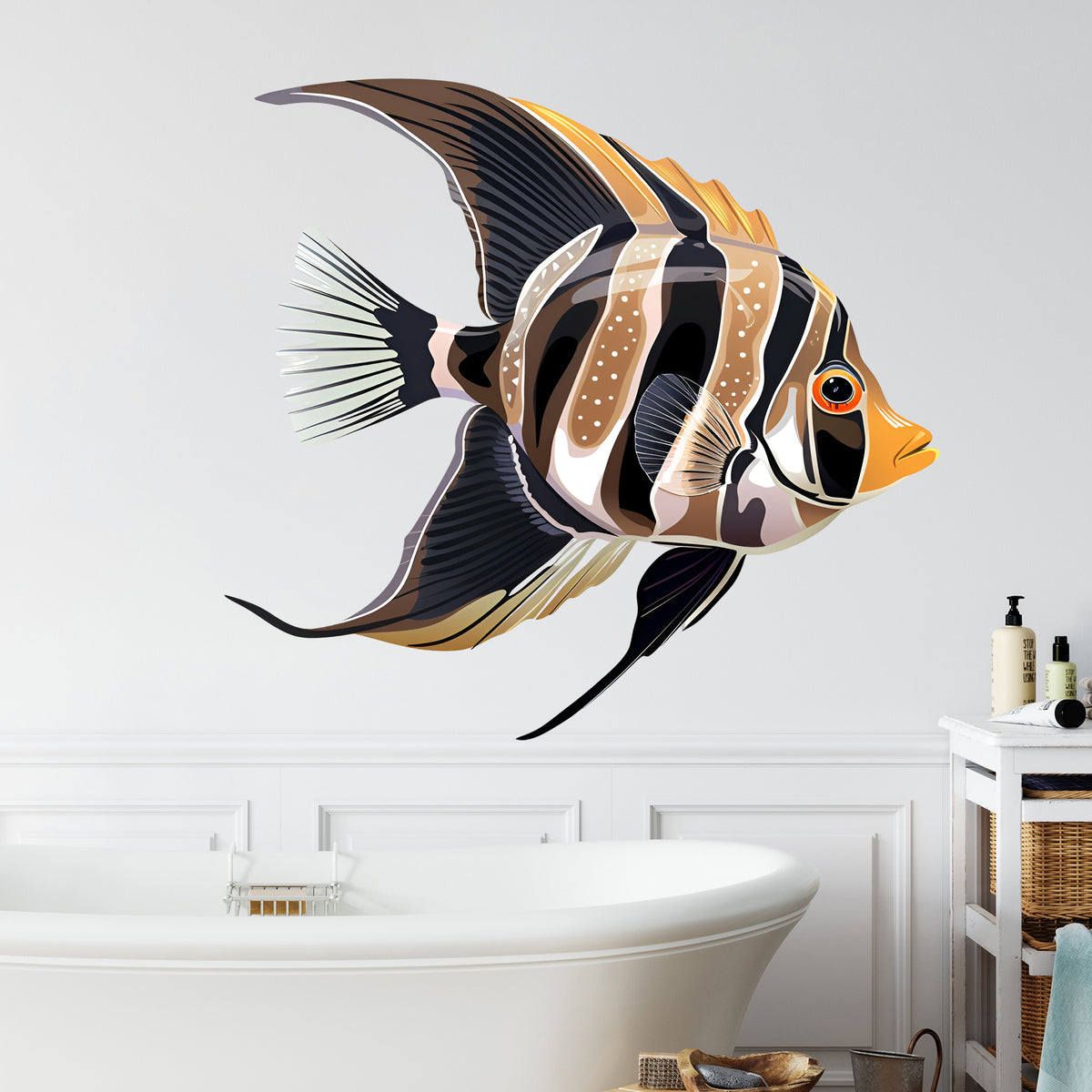 Wandtattoo mit schwarz-gelb gestreiftem Fisch im Badezimmer