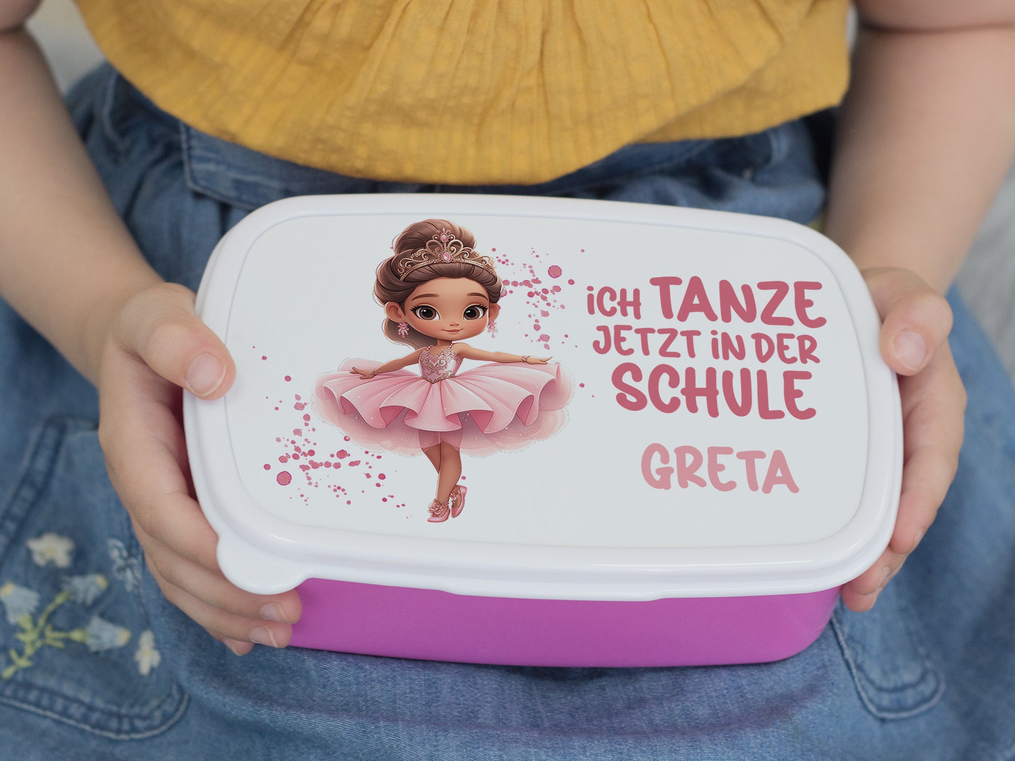 Bento-Box in Pink mit tanzendem Mädchen und Namen Greta.