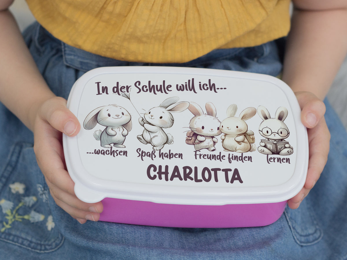 Bunte Brotdose mit Hasenmotiven und Aufschrift "In der Schule will ich..."