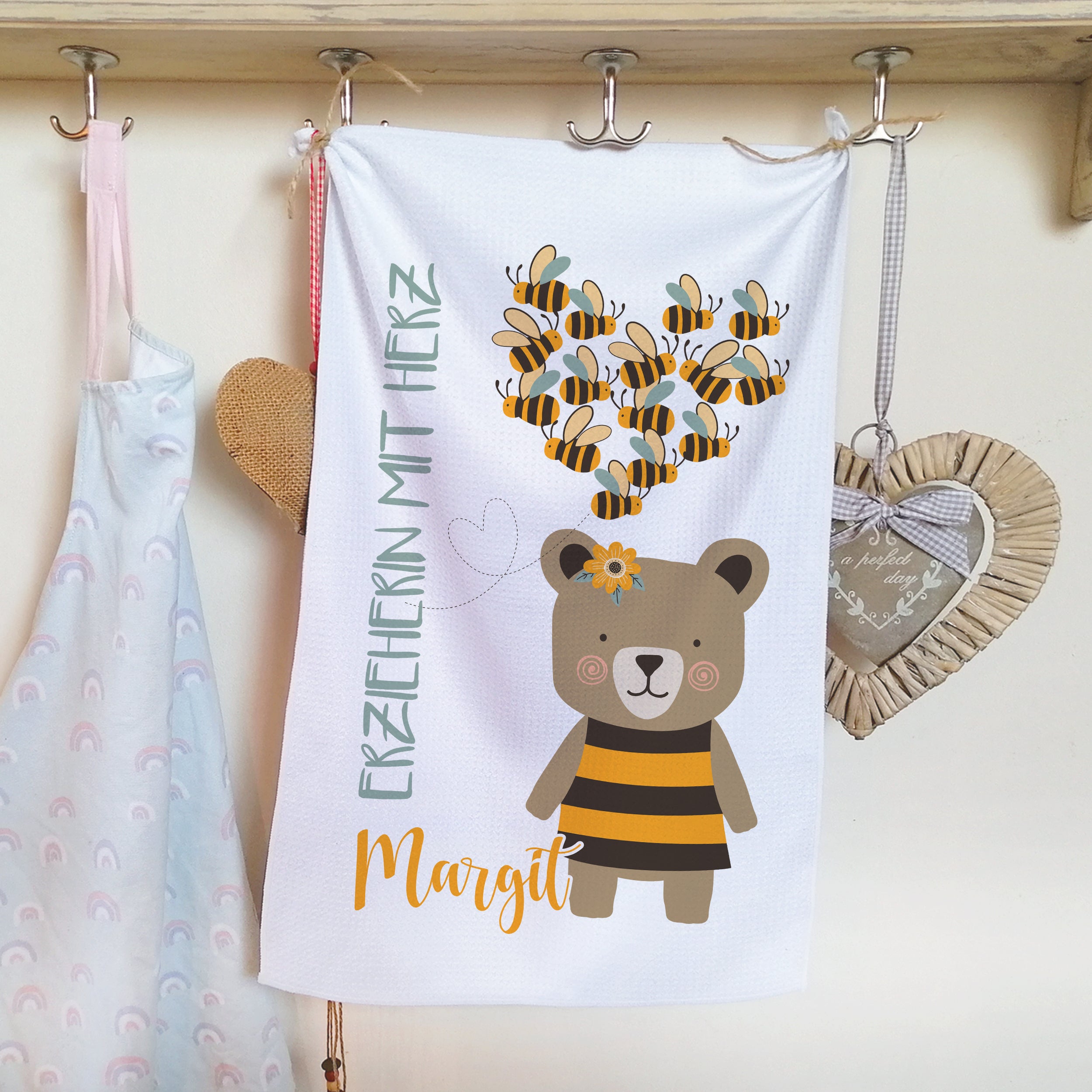 Handtuch mit Bärenmotiv, gelb-schwarz gestreift, personalisiert.