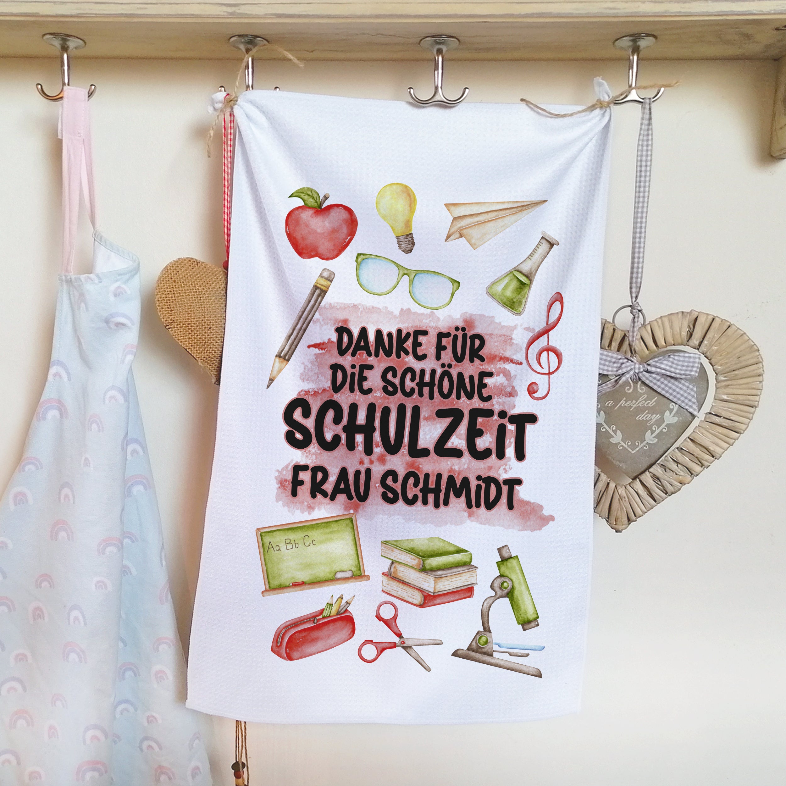 Handtuch mit bunten Schulmotiven und Dankestext.