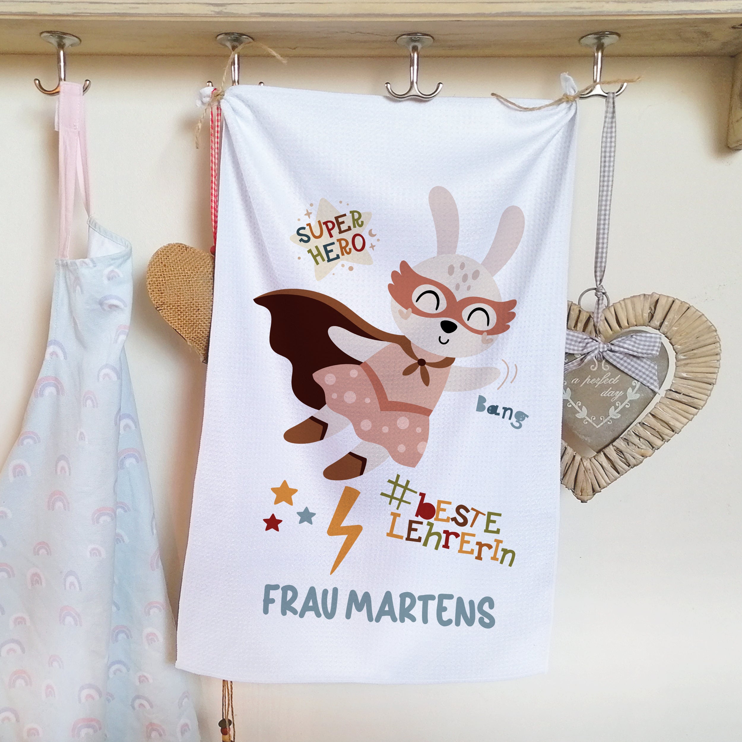 Lehrertuch mit Superhelden-Motiv und personalisiertem Namen.