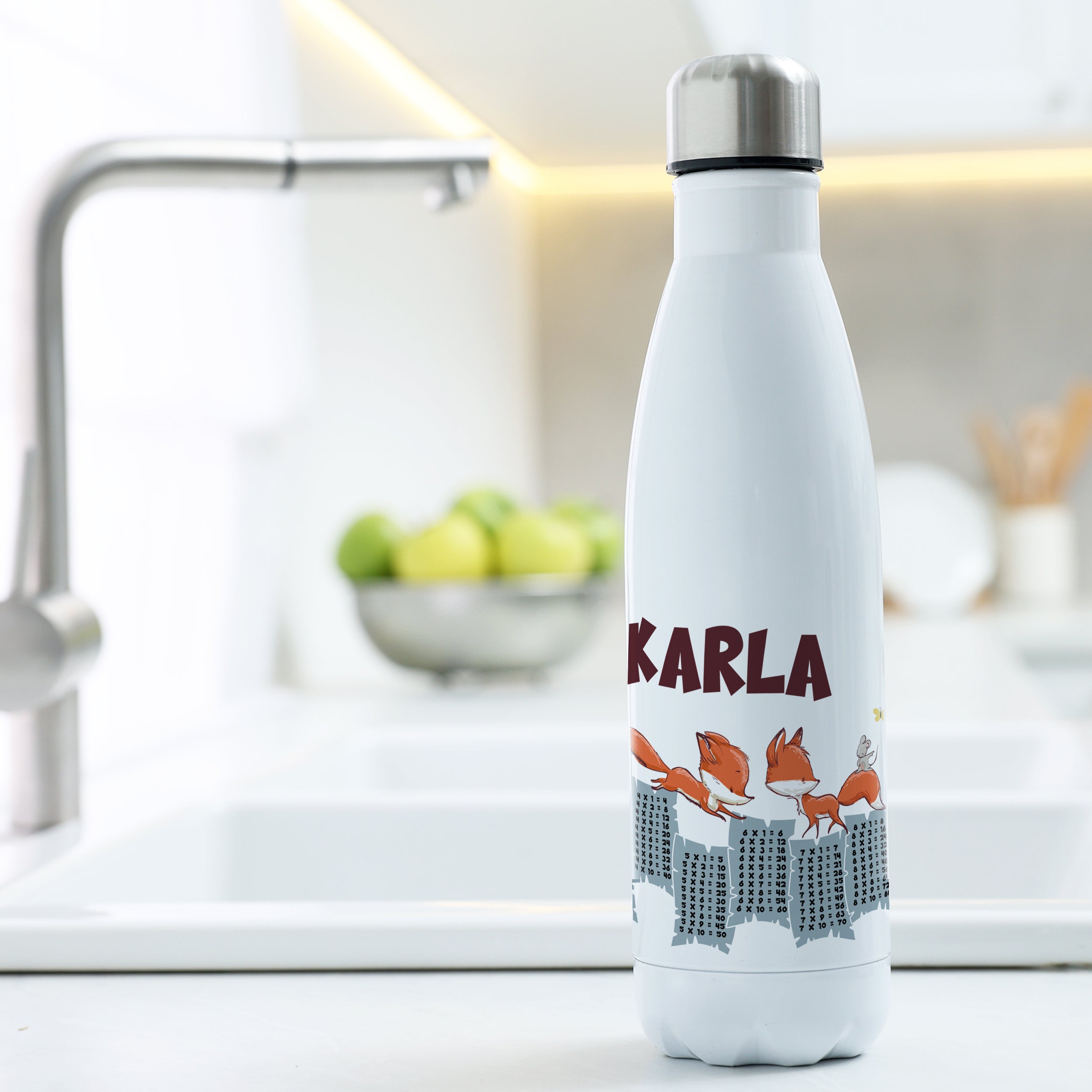 Weiße Trinkflasche mit Fuchs-Design und dem Namen "Karla".