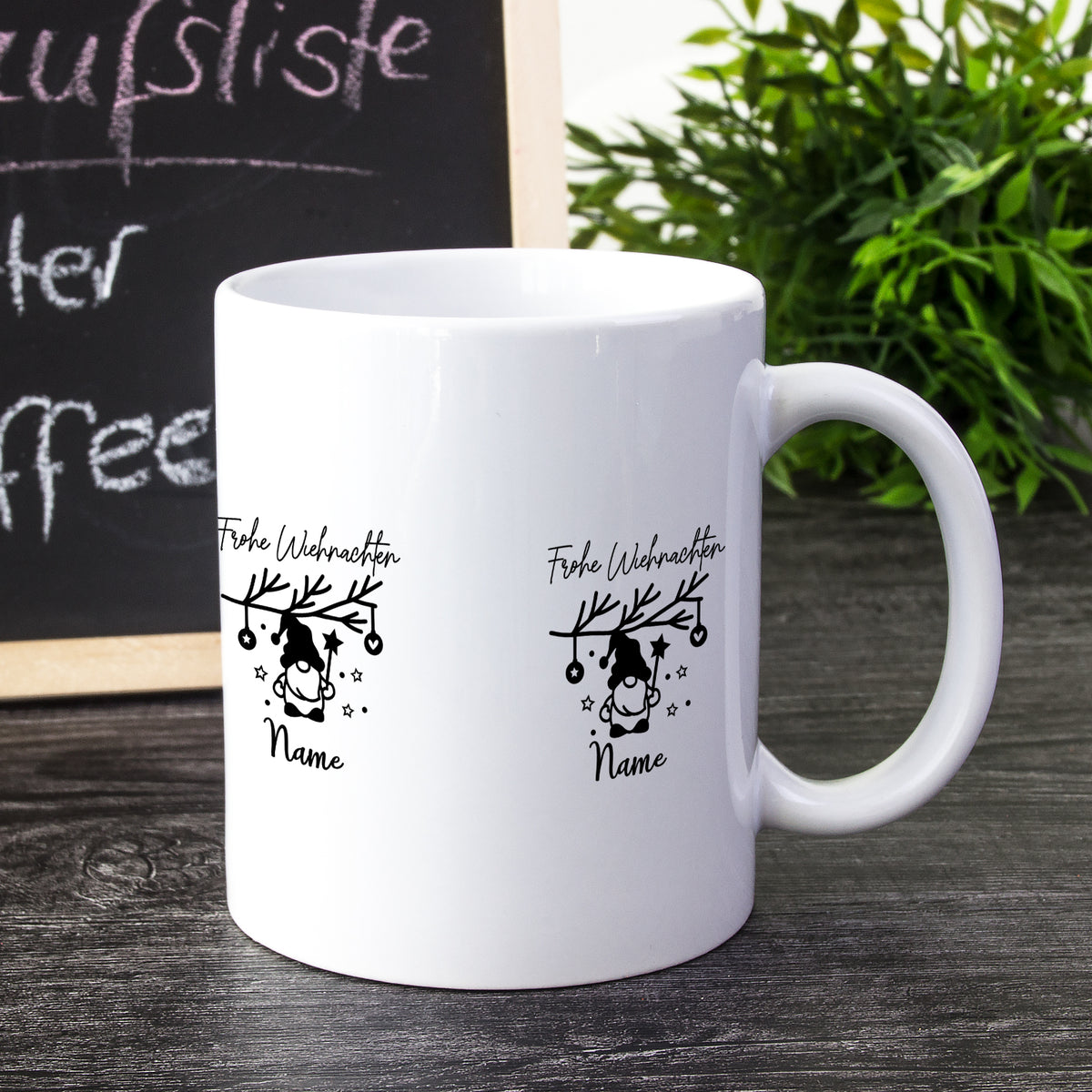 Weiße Tasse mit schwarzem Weihnachtsmotiv und personalisierbarem Namen.