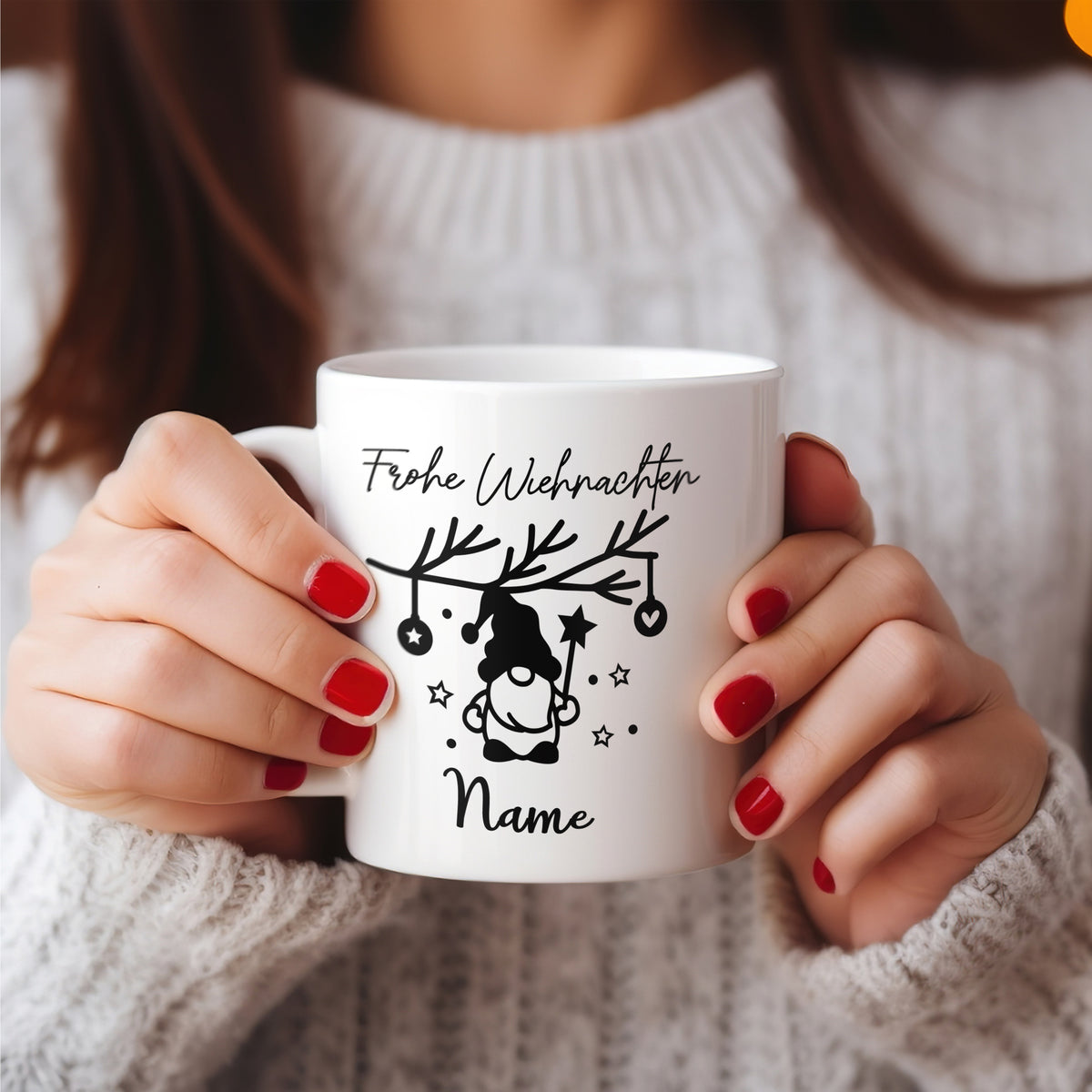 Weiße Tasse mit Weihnachtsmotiv und personalisierbarem Namen.