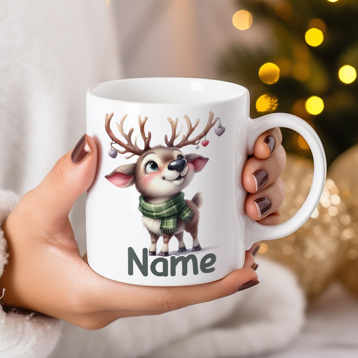 Weißer Becher mit niedlichem Rentier und personalisierbarem Namen.