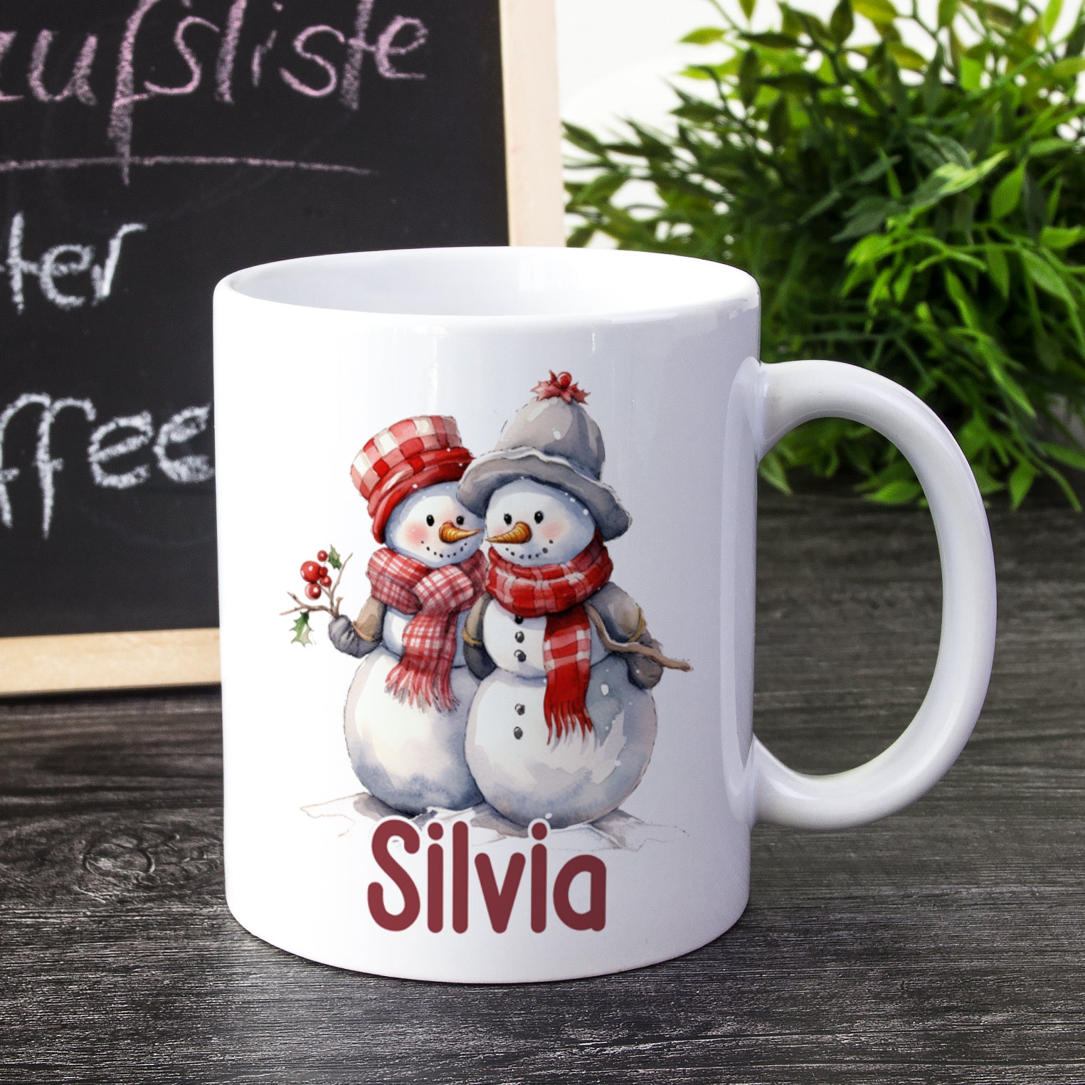 Weißer Becher mit zwei Schneemännern und dem Namen Silvia.