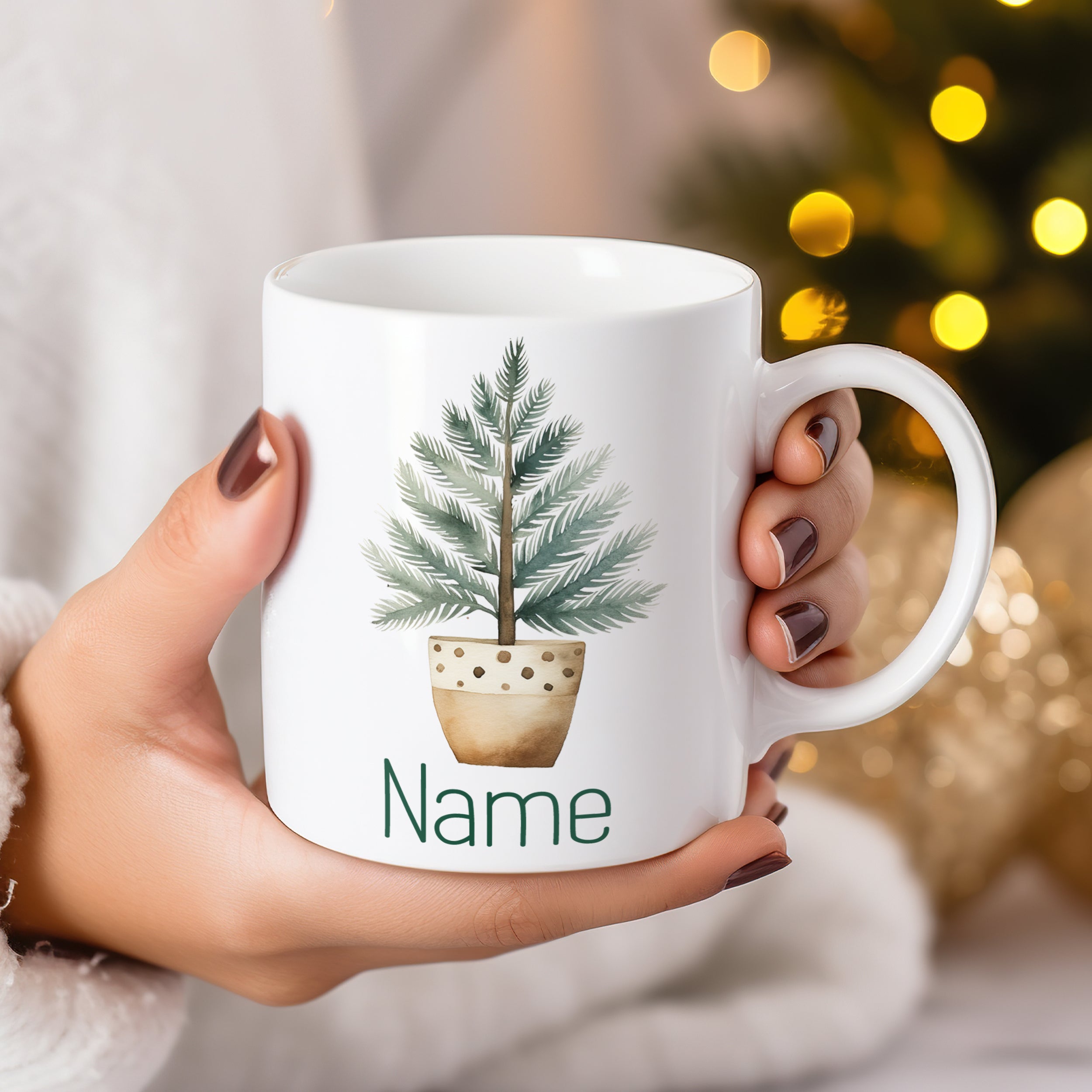 Weißer Becher mit Tannenbaum-Design und personalisierbarem Namen.
