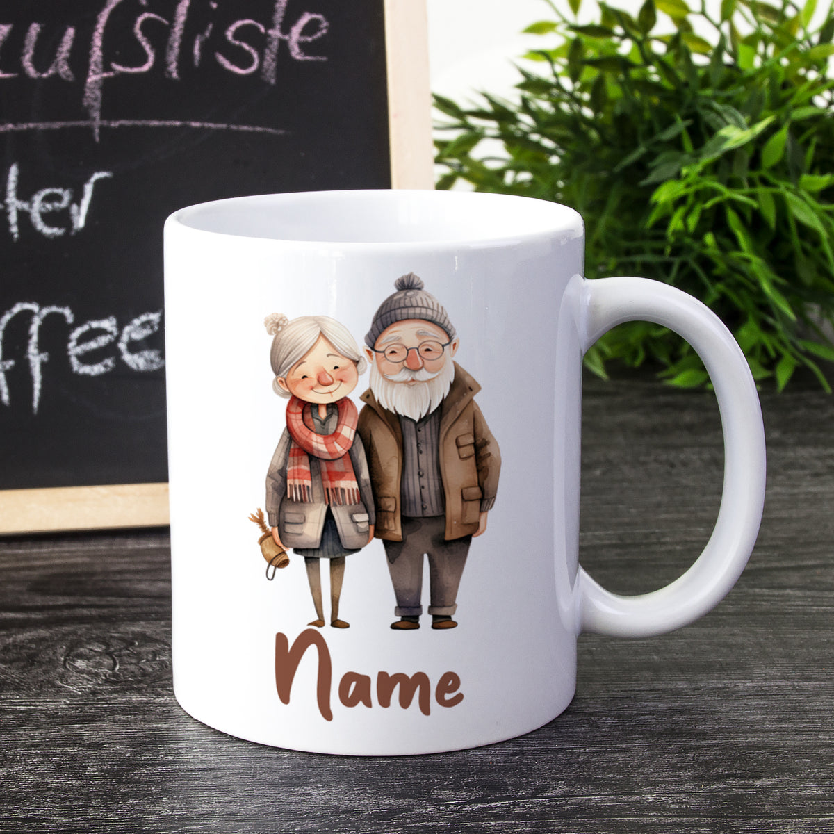 Weißer Kaffeebecher mit älteren Paar und personalisiertem Namen.