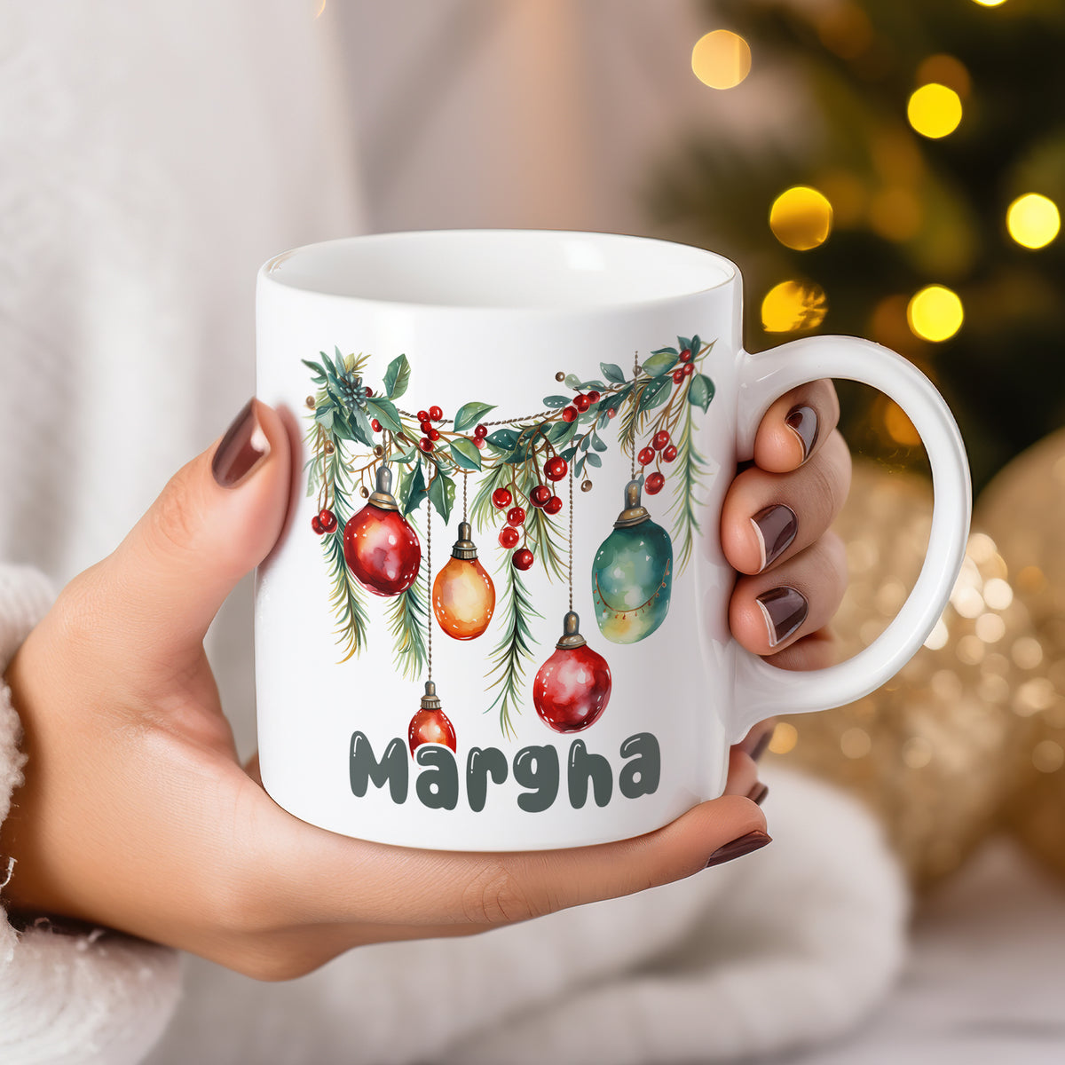 Weißer Becher mit Weihnachtsornamenten und dem Namen Margha.