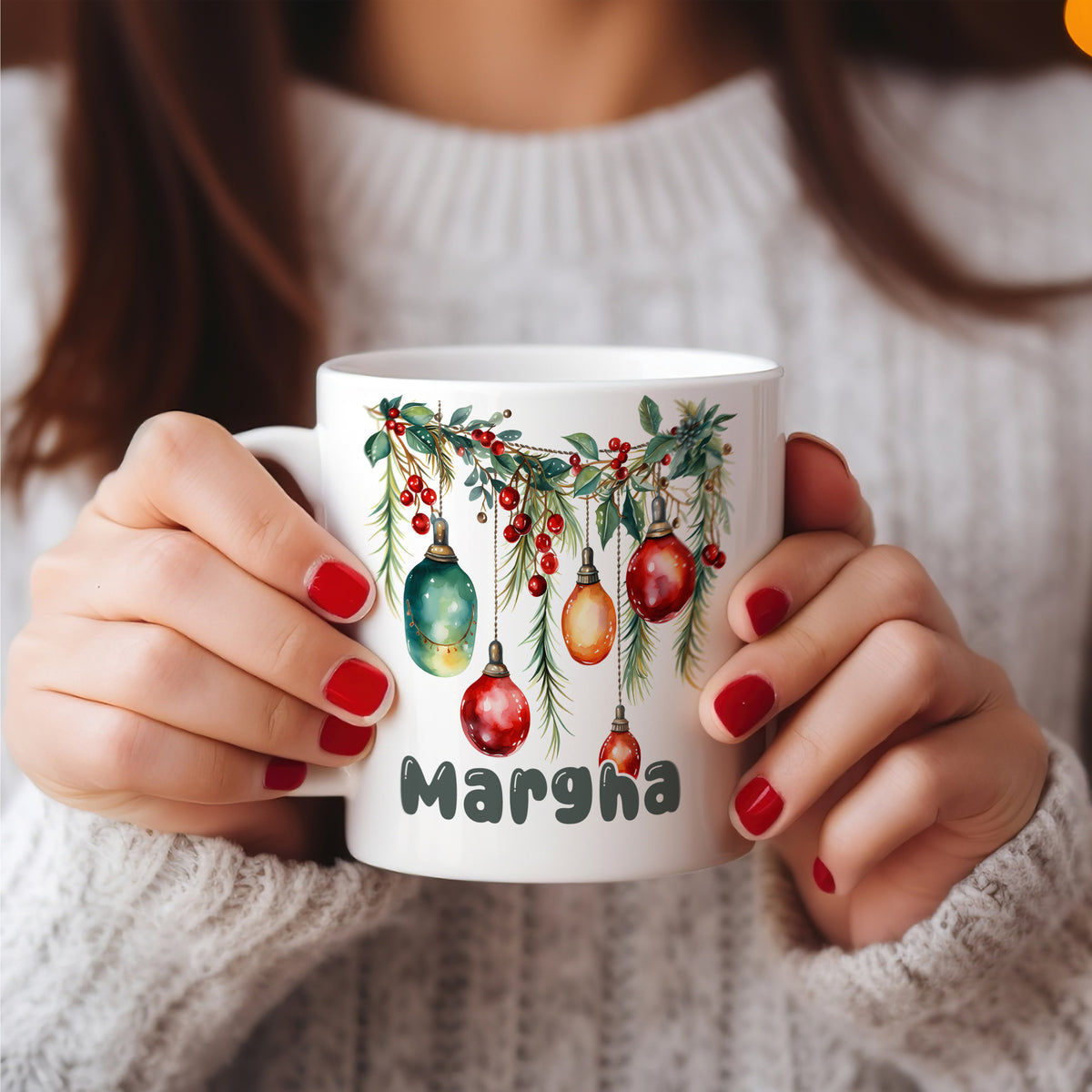 Weißer Kaffeebecher mit Weihnachtsornamenten und Name Margha.