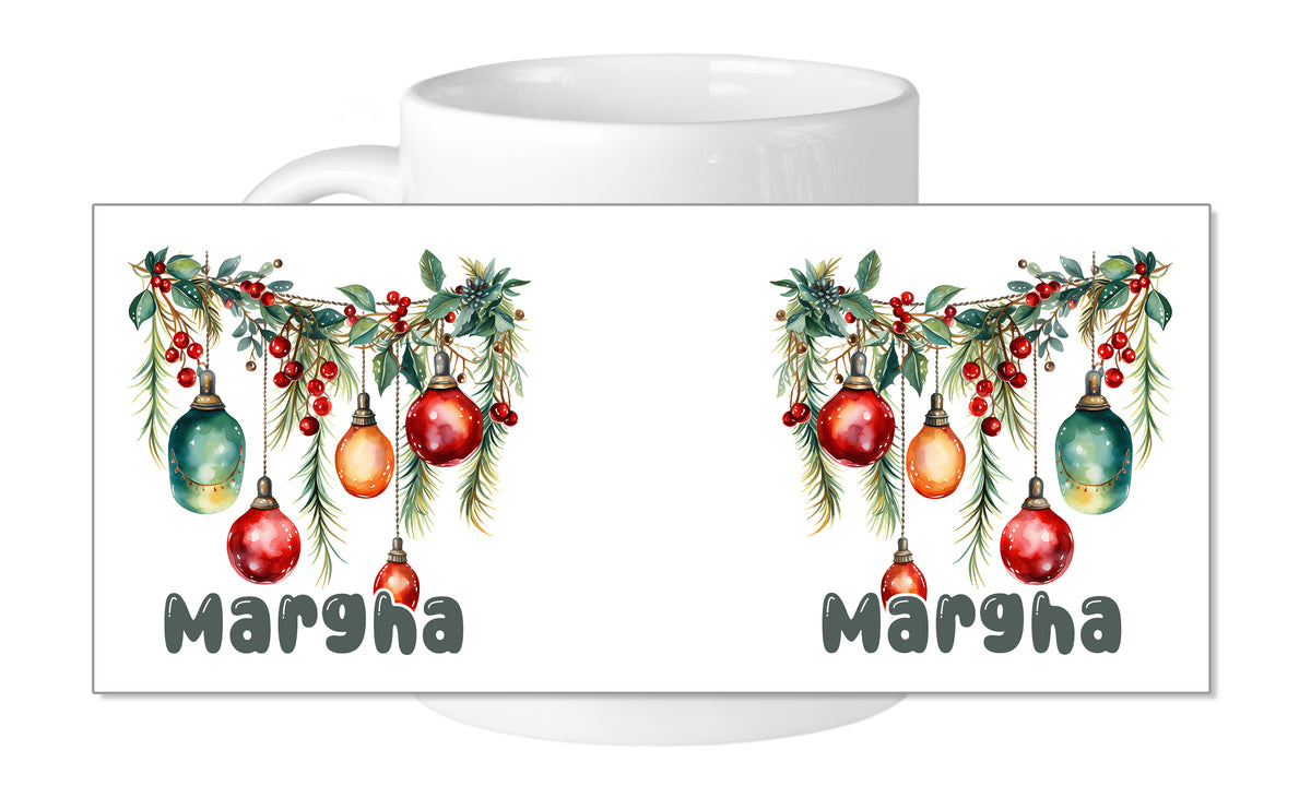 Weißer Becher mit Weihnachtsornamenten und grünen Zweigen.