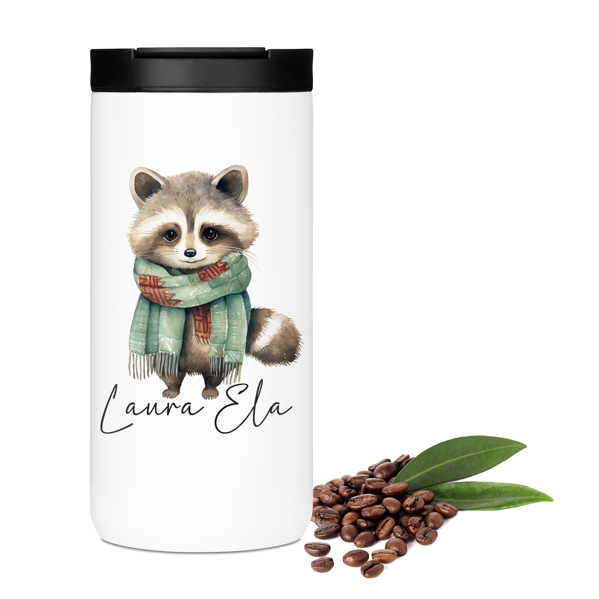 Weißer Becher mit Waschbär-Illustration und grünem Schal.