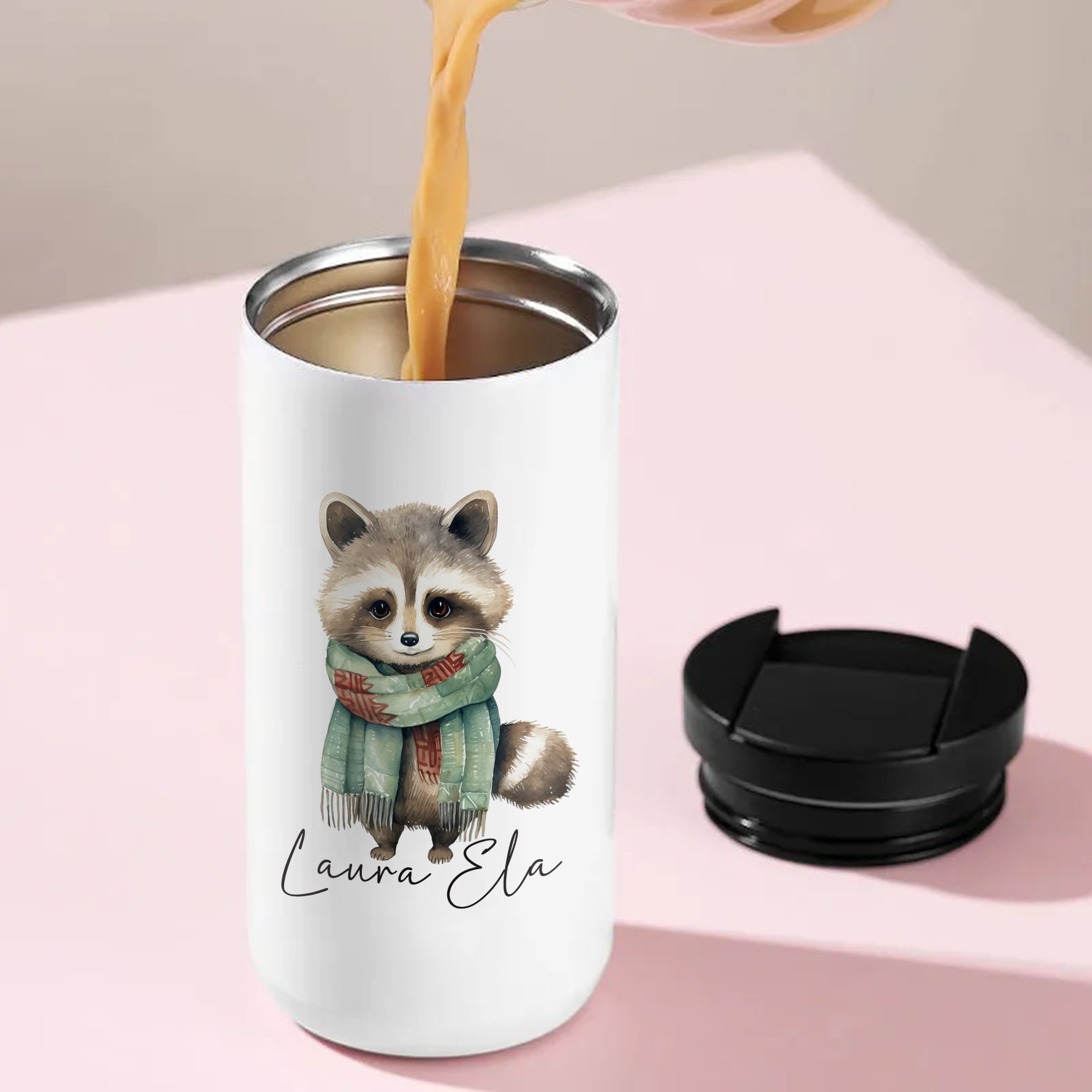Weißer Thermobecher mit einem niedlichen Waschbären-Design.