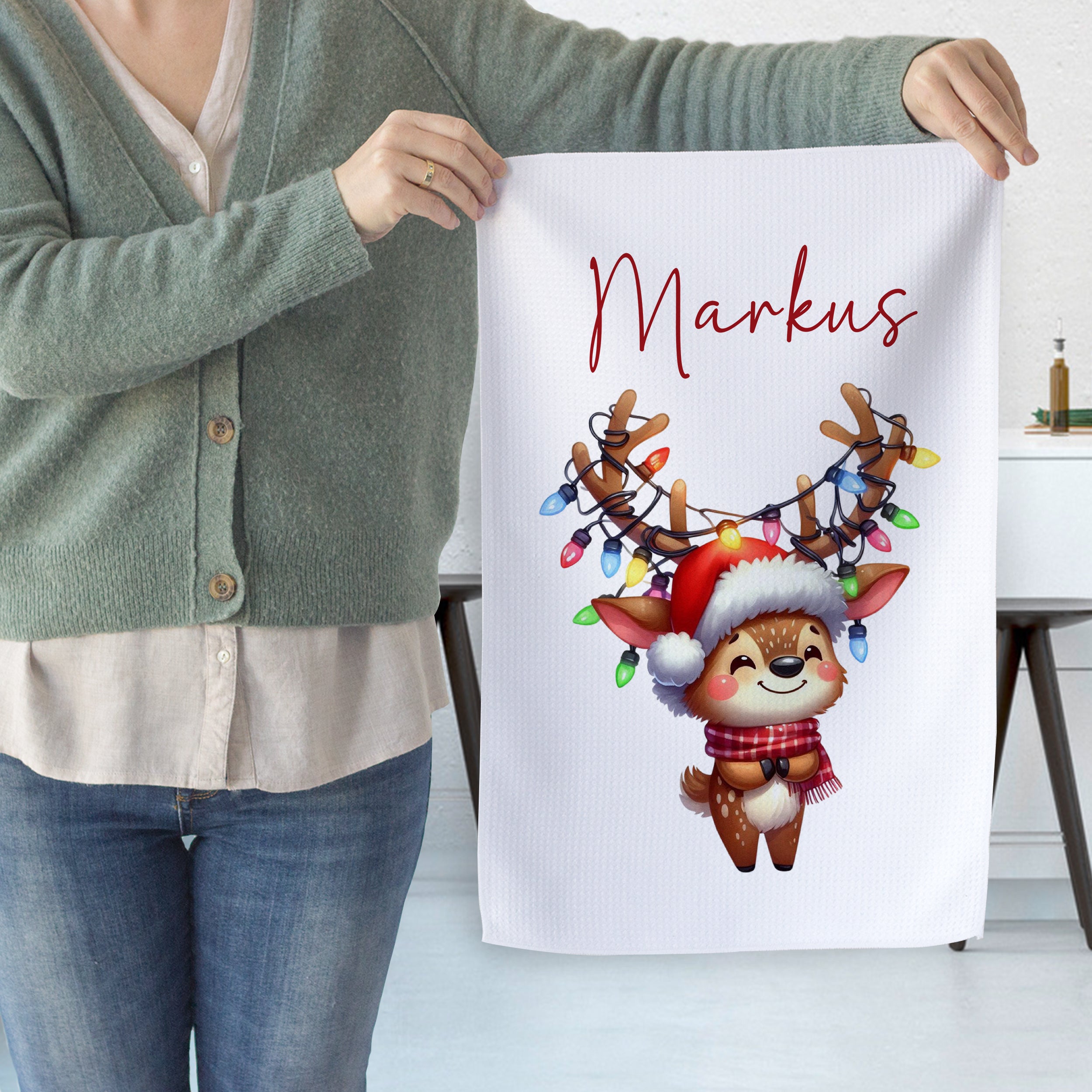 Niedliches Rentier mit Weihnachtslichtern und personalisiertem Namen.