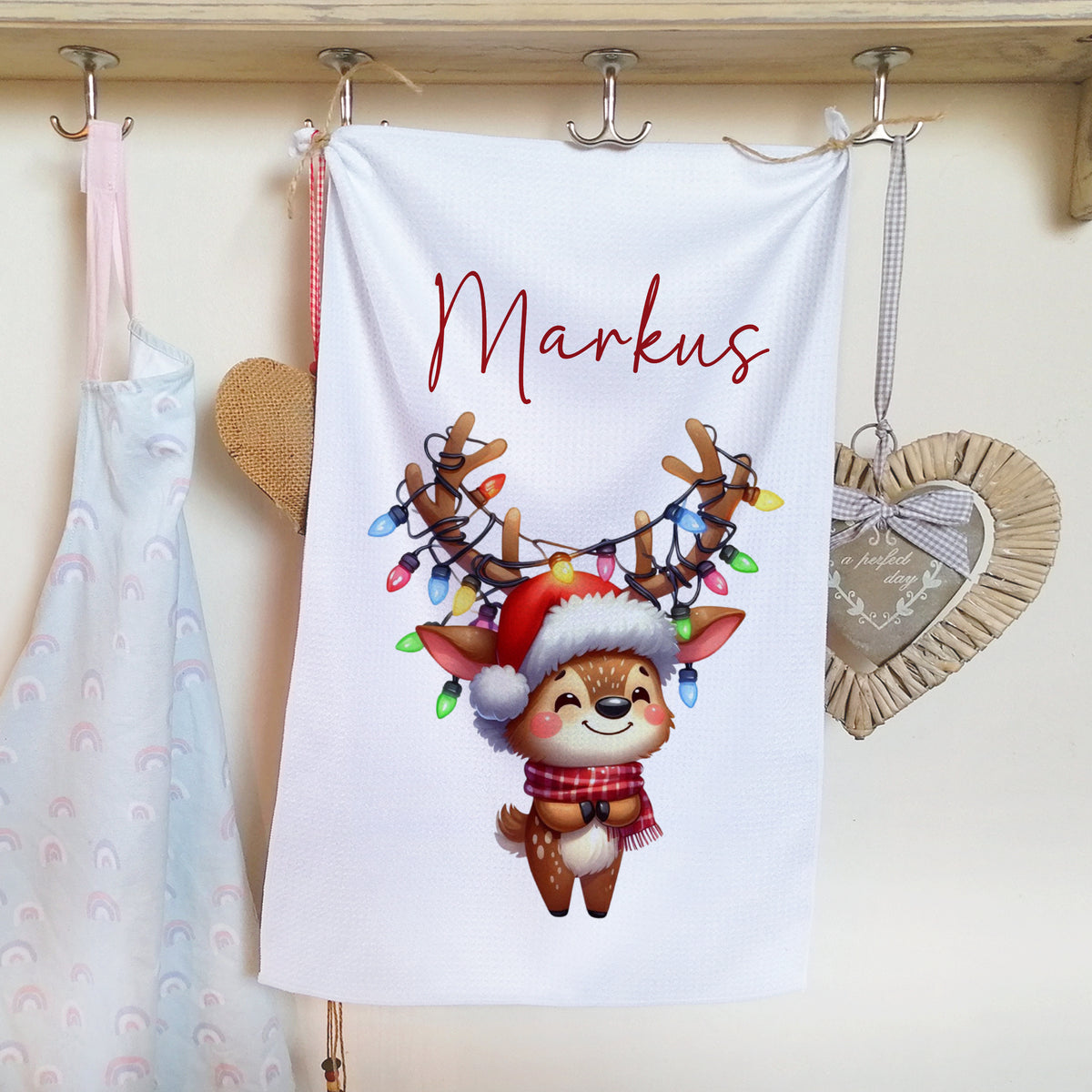 Handtuch mit niedlichem Rentier und Weihnachtslichtern, personalisiert.