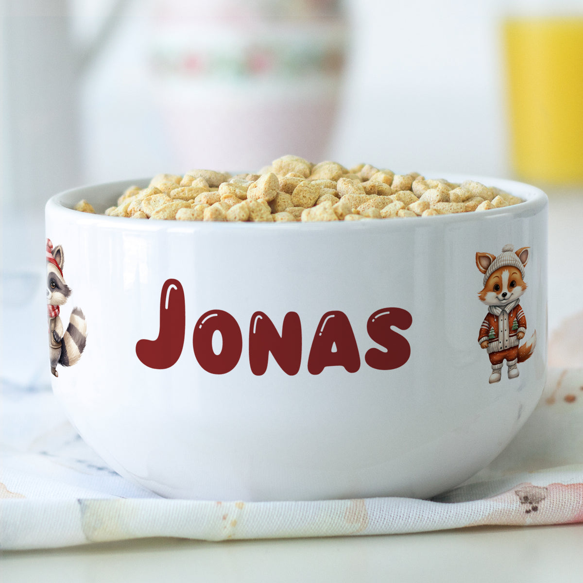 Weiße Schüssel mit Namen "JONAS" und Tiermotiven.