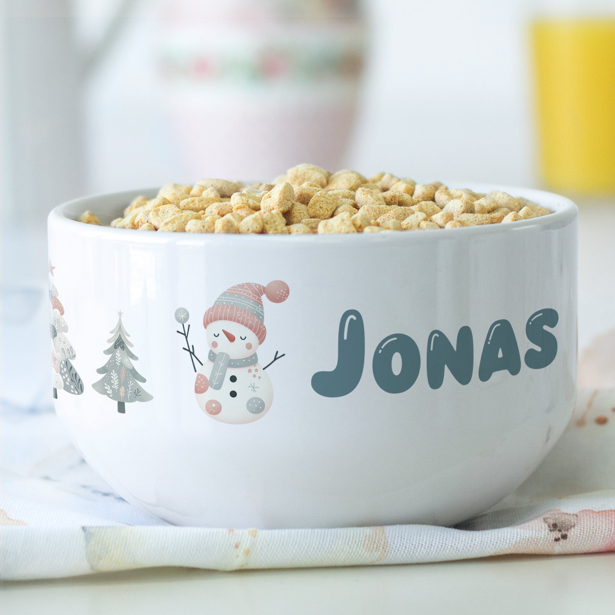 Weiße Schüssel mit Schneemann-Motiv und dem Namen Jonas.
