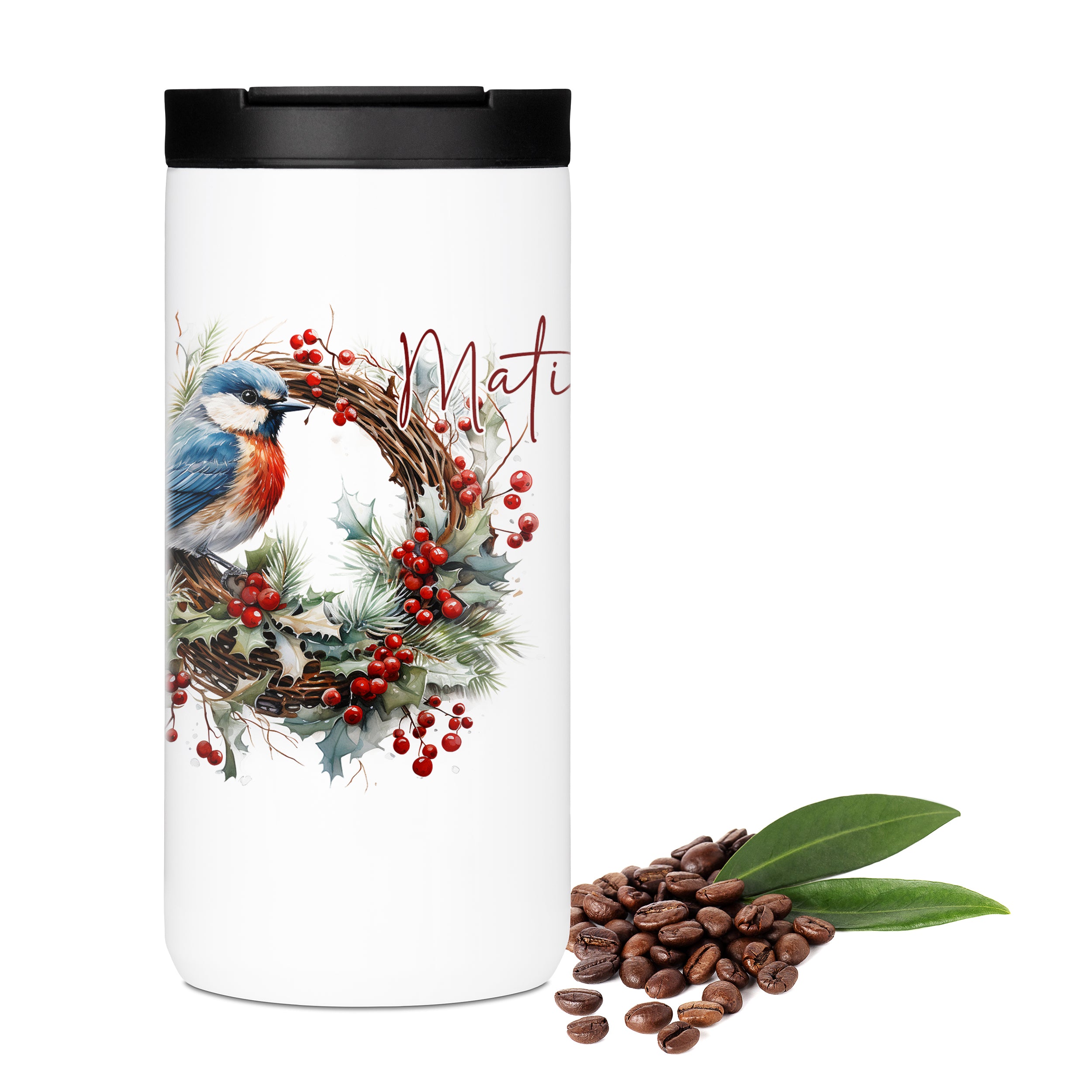 Weißer Kaffeebecher mit Vogelmotiv und Weihnachtskranz.