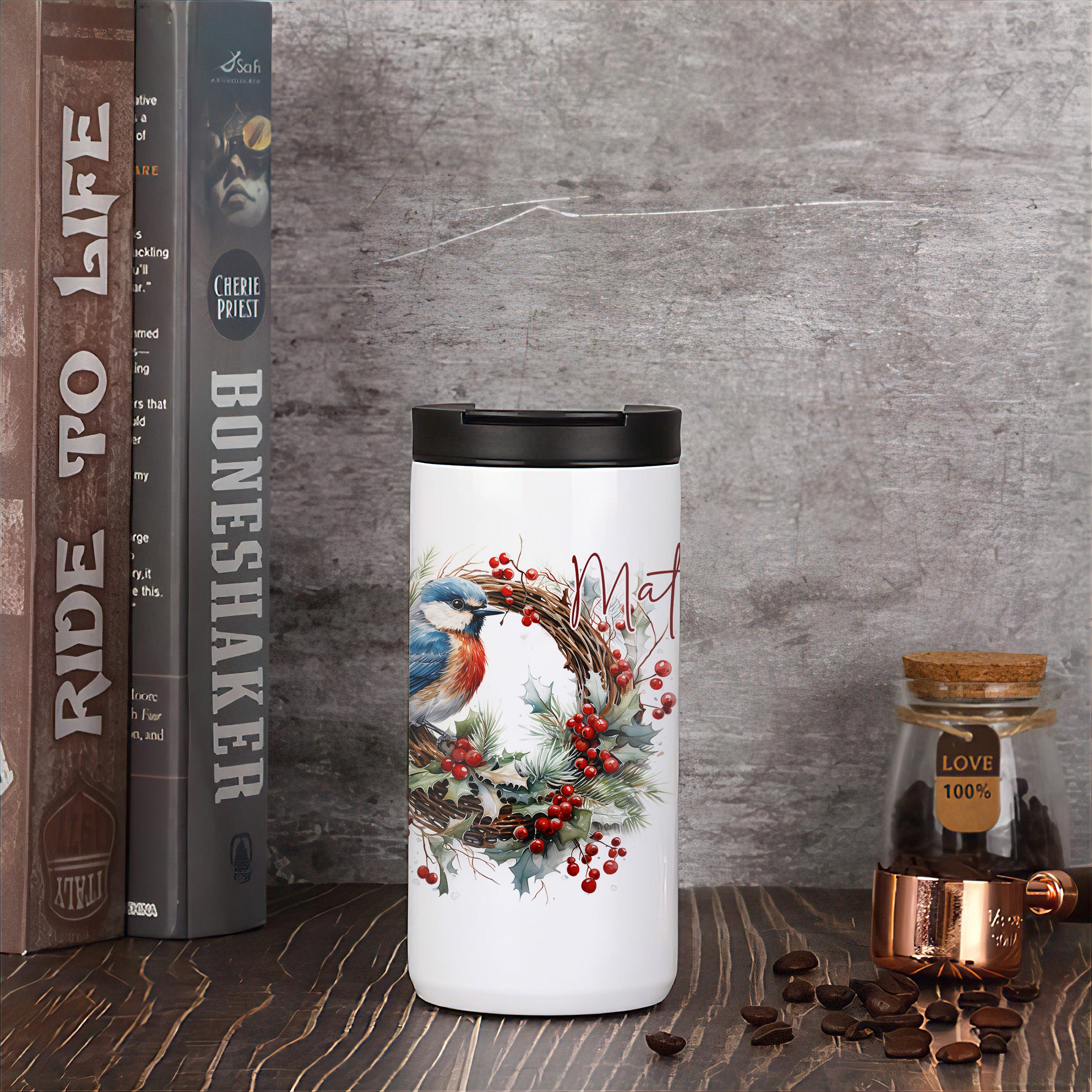 Weißer Thermobecher mit Vogel- und Weihnachtskranz-Motiv.