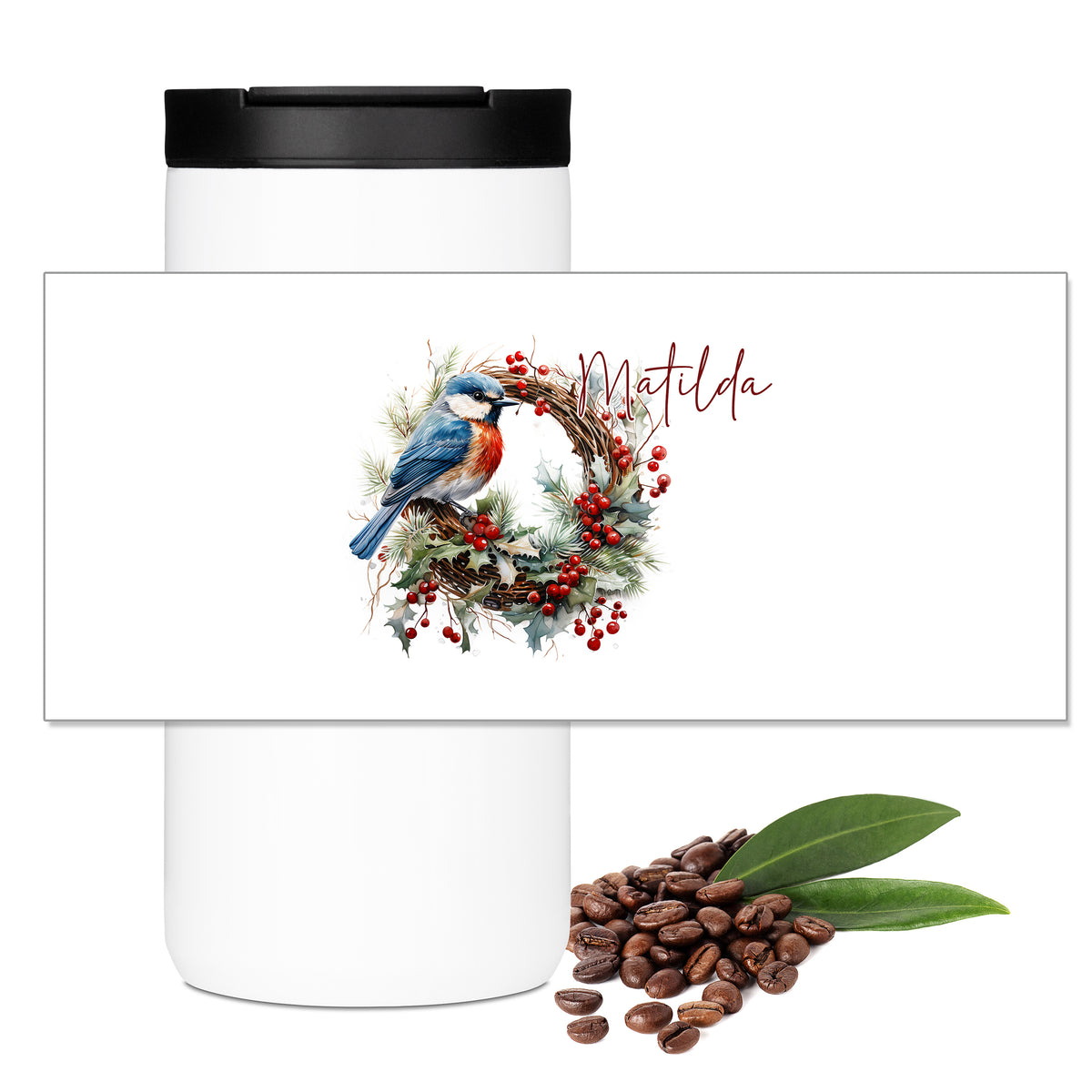 Weißer Kaffeebecher mit blau-rotem Vogel und Weihnachtskranz.
