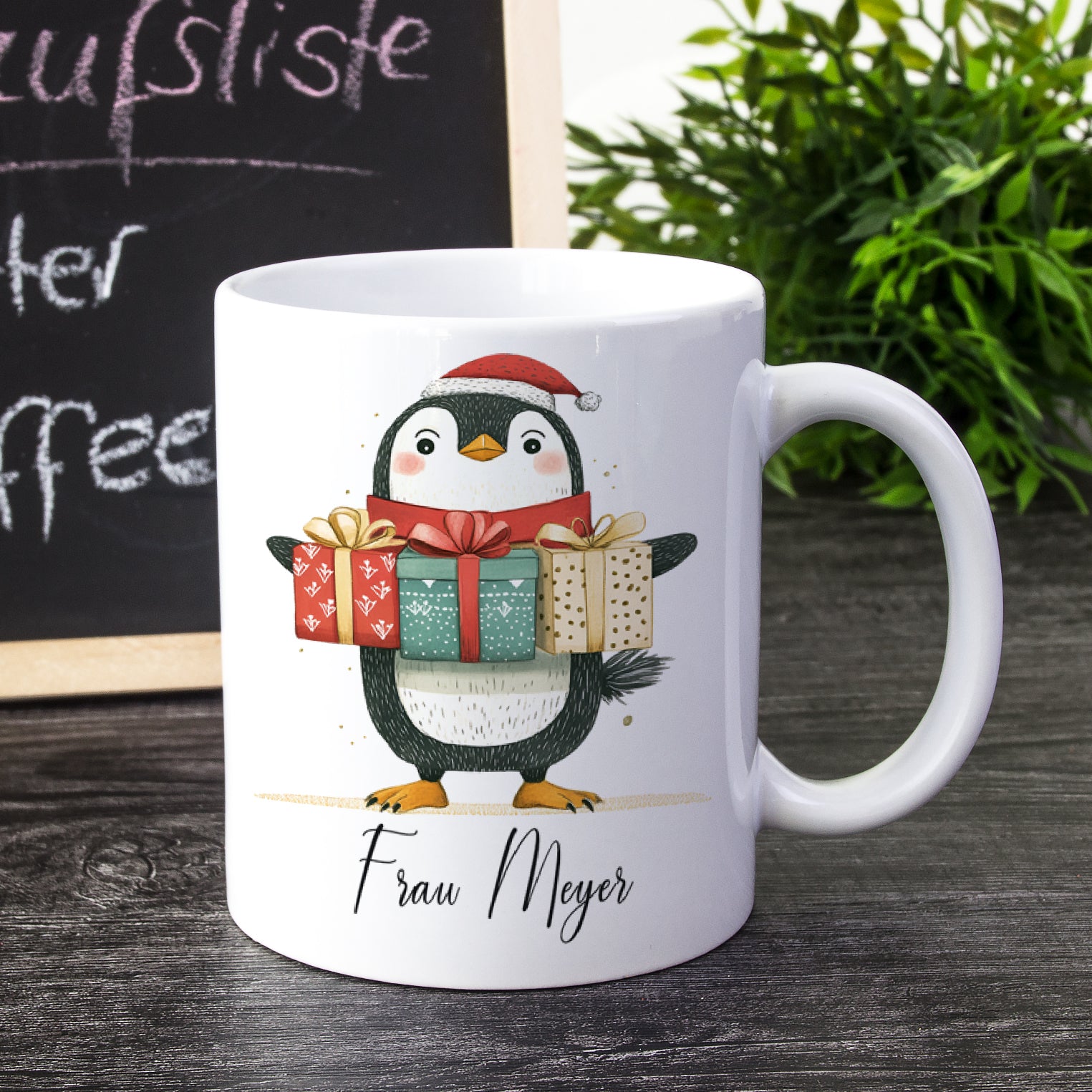 Kaffeetasse mit Pinguin und Geschenken, personalisiert mit "Frau Meyer".