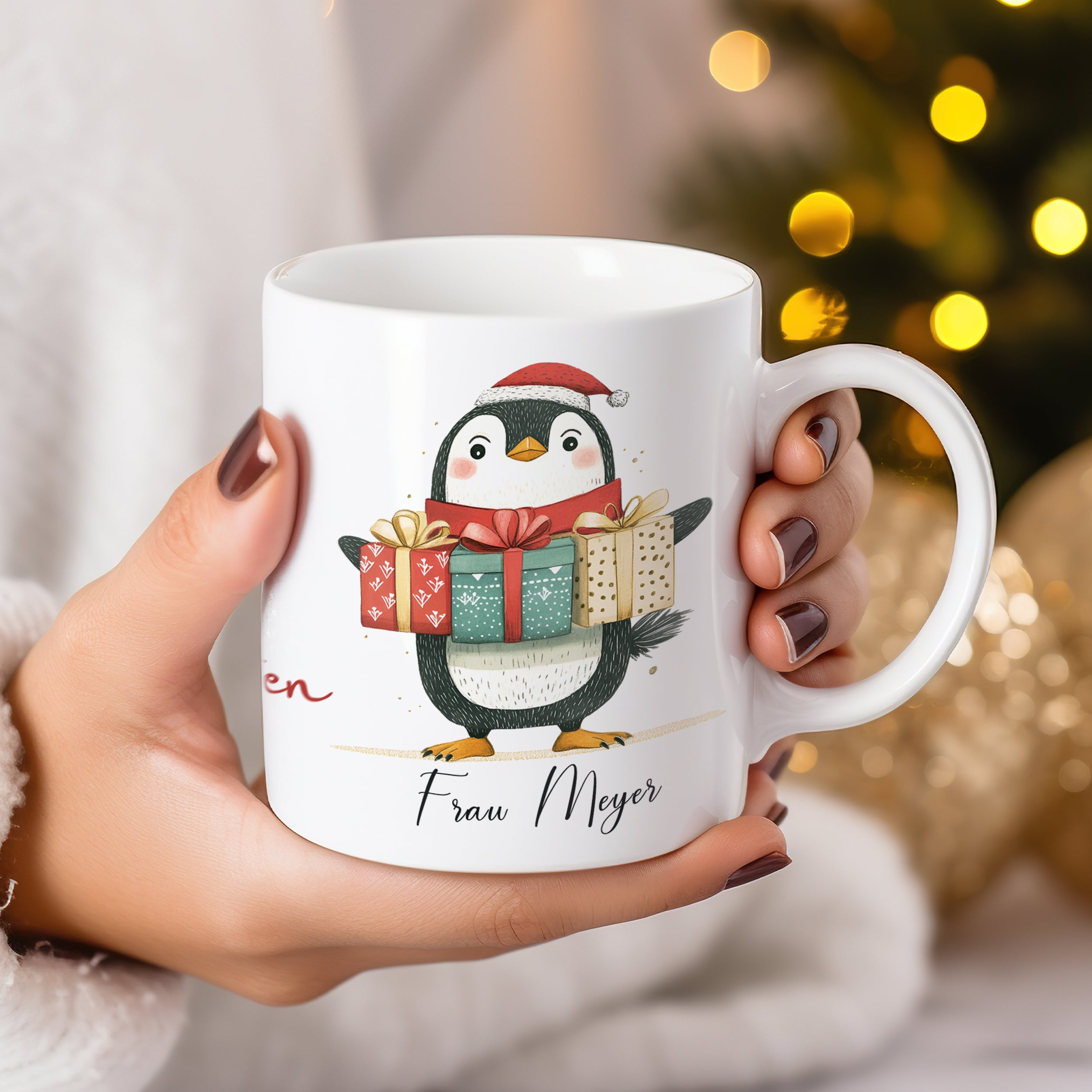 Weiße Tasse mit Pinguin und Geschenken, personalisiert für Frau Meyer.