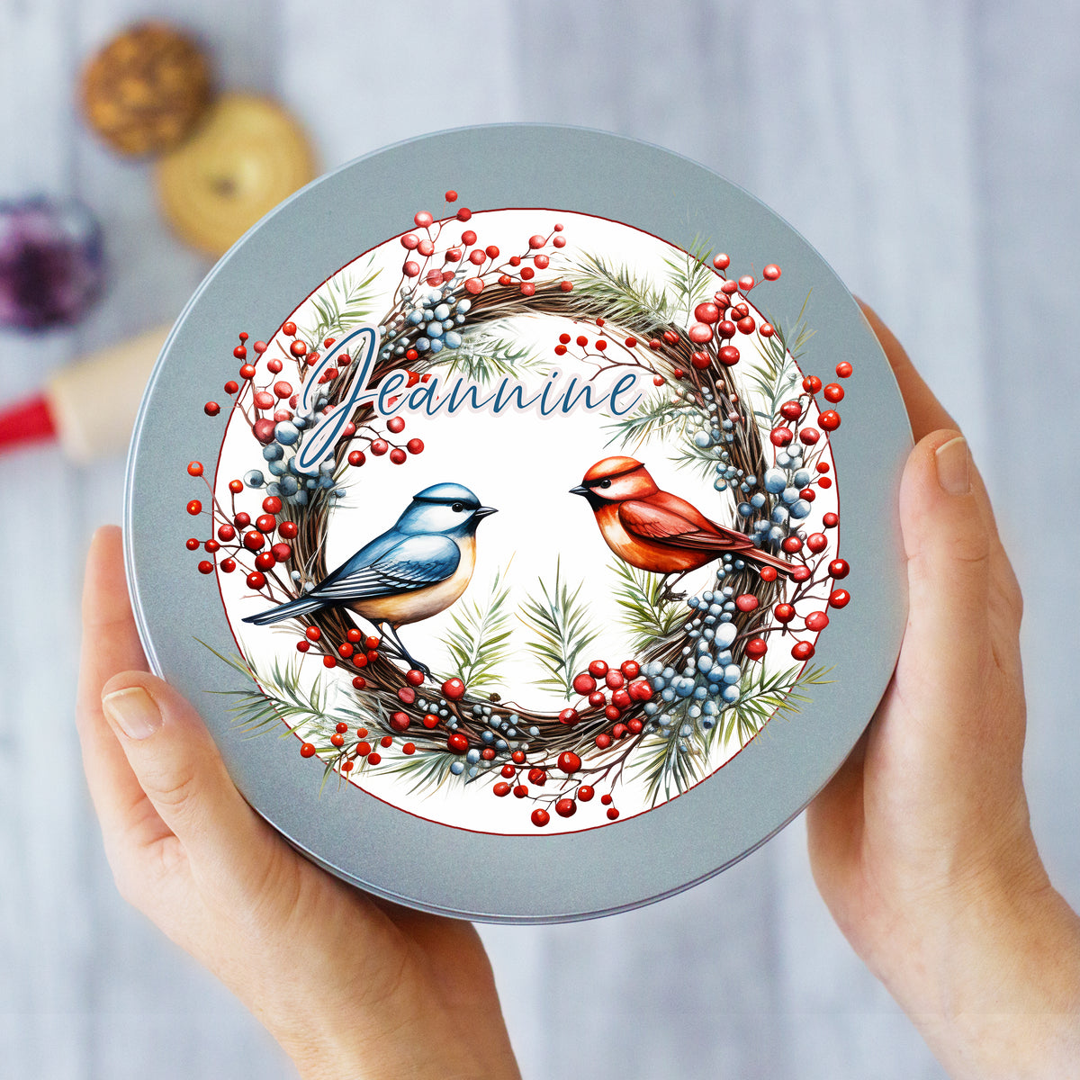 Blechdose mit blauen und roten Vögeln, personalisiert mit "Jeannine".