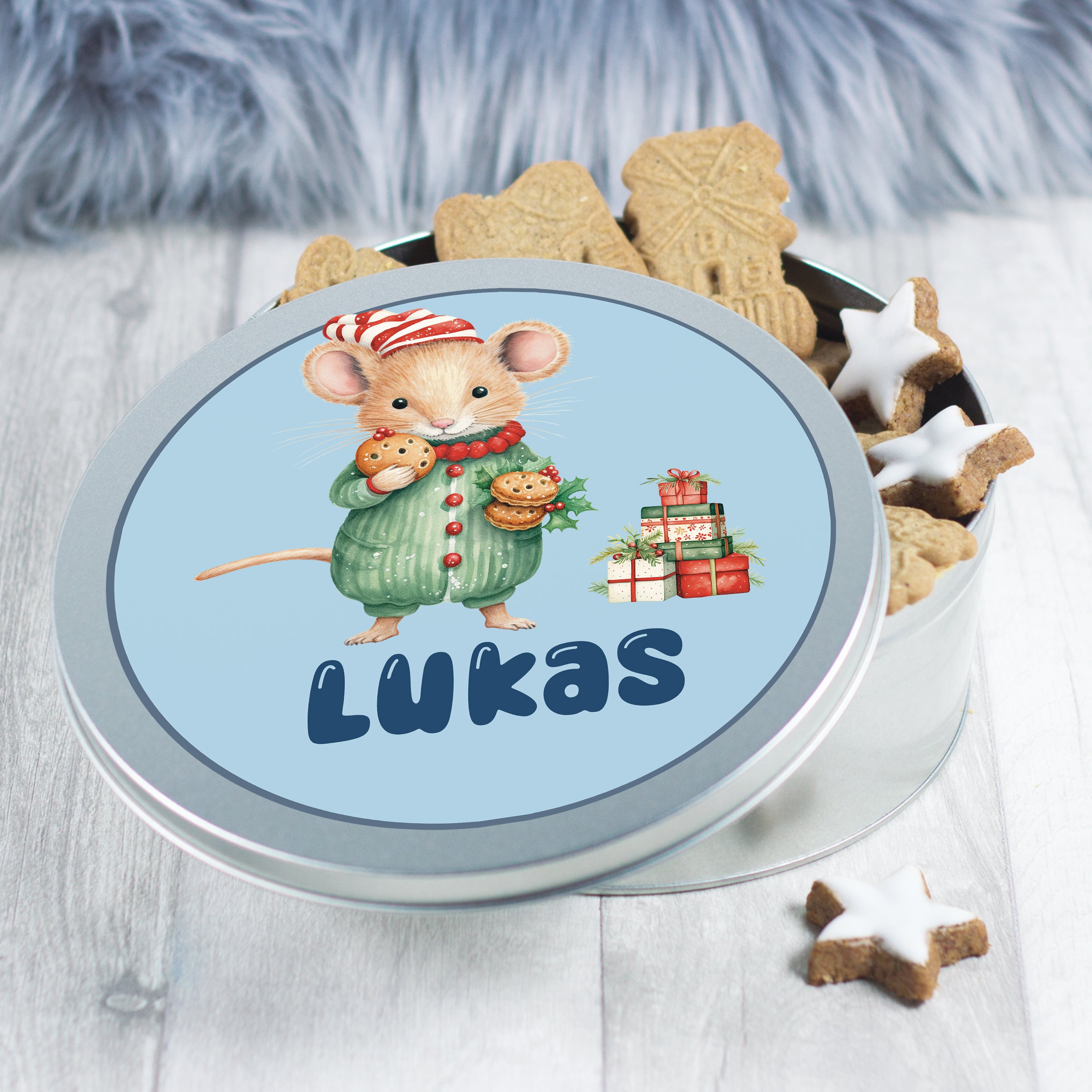 Kekse in einer runden Dose mit Maus-Design und Weihnachtsmotiven.