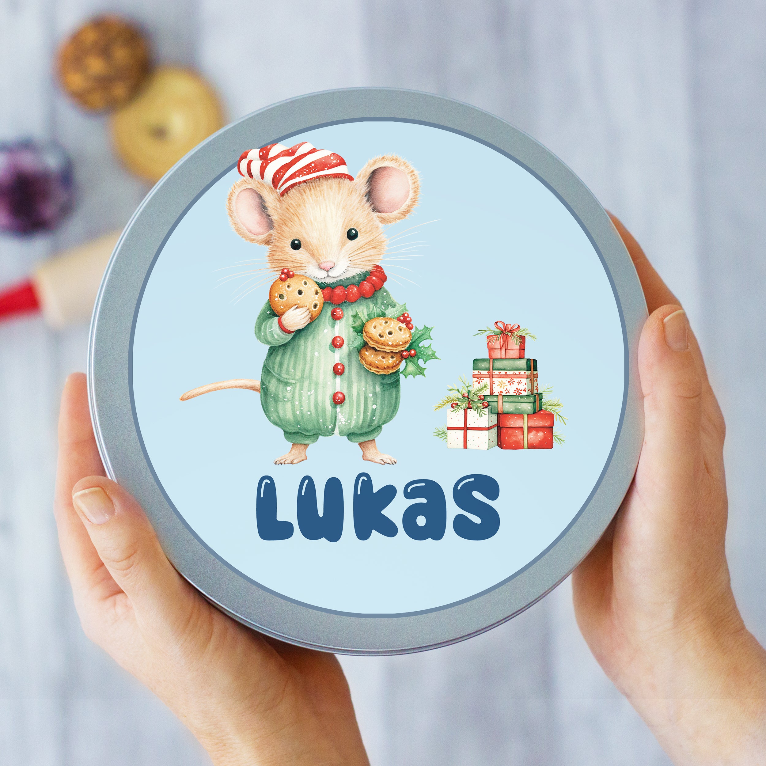 Kleine Maus mit Weihnachtsmütze, grüne Kleidung, Geschenke.